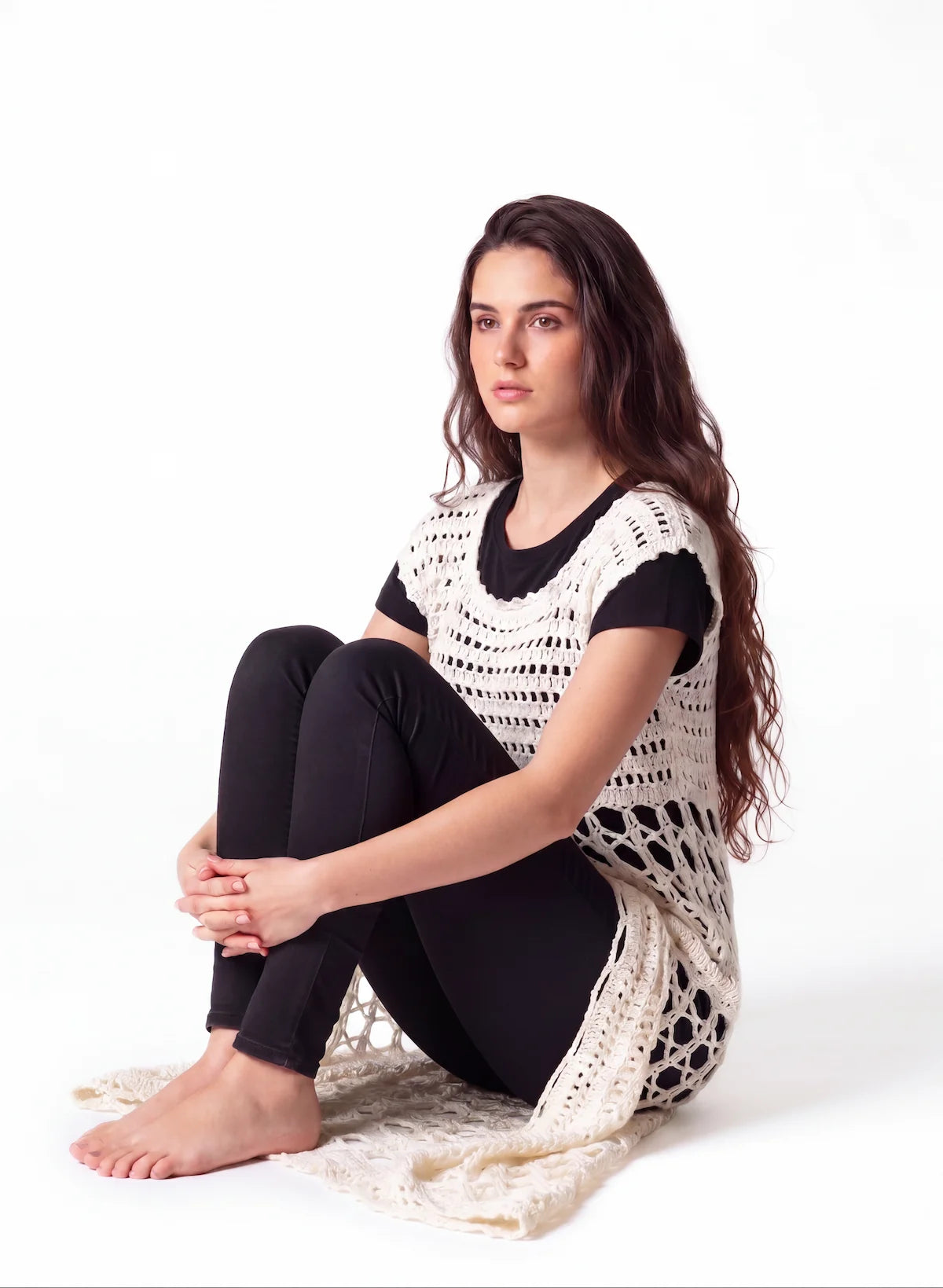 Robe crochet fait main Overdressy écru bas maxi déployé grandes mailles hexagones bordure festonnée - assise au sol – Cachalabibi