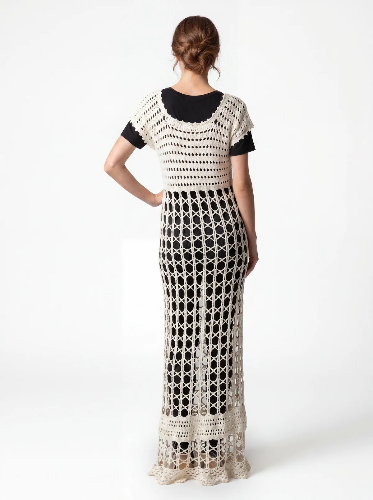 Robe crochet fait main Overdressy écru -vue de dos - grandes mailles hexagones transparent noir encolure festonnée maxi – Cachalabibi
