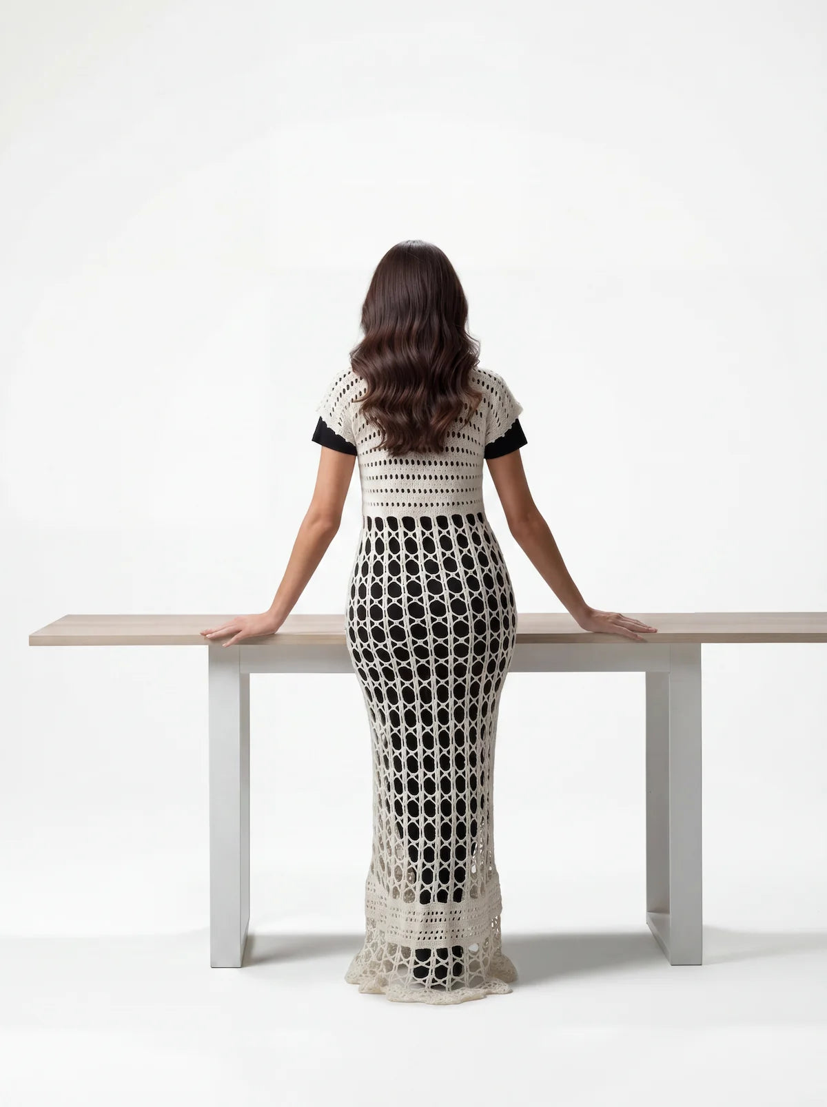 Robe crochet fait main Overdressy écru - vue de dos silhouette complète grandes mailles géométriques transparente noir – Cachalabibi