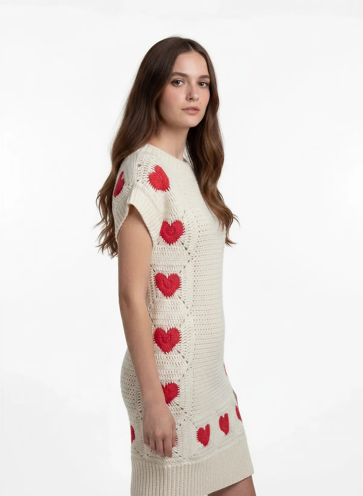 Robe crochet fait main Vestita écru cœurs rouges - vue de profil debout – Cachalabibi