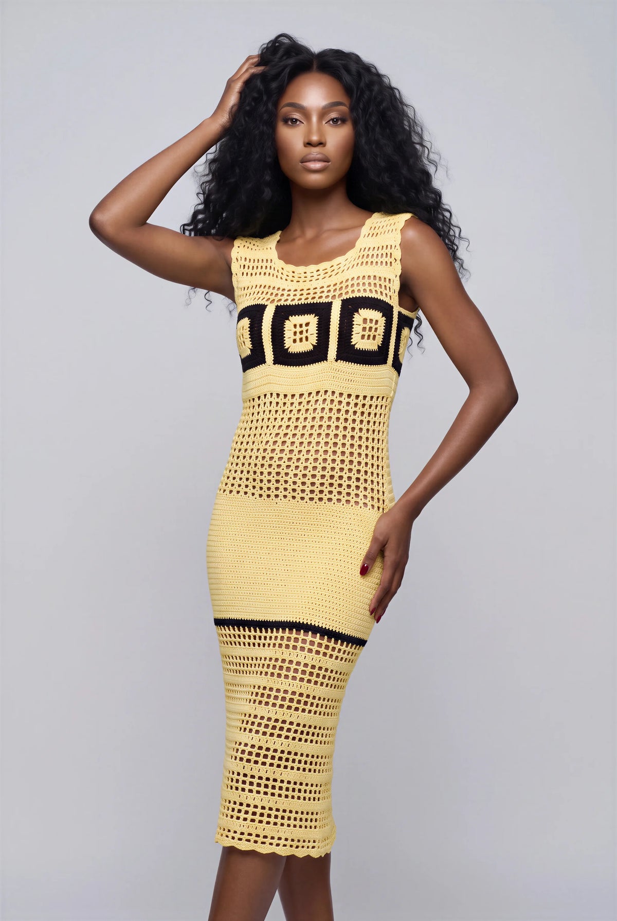 Robe longue crochet jaune citron Amarela — détail silhouette vue de 3/4 — Cachalabibi