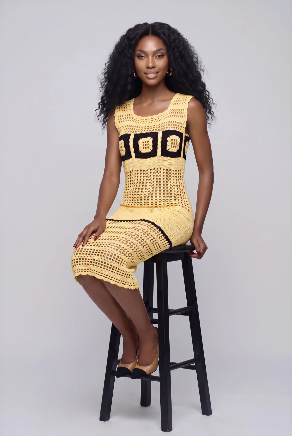 Robe Amarela crochet fait main — vue 3/4 assise sur un tabouret — Cachalabibi