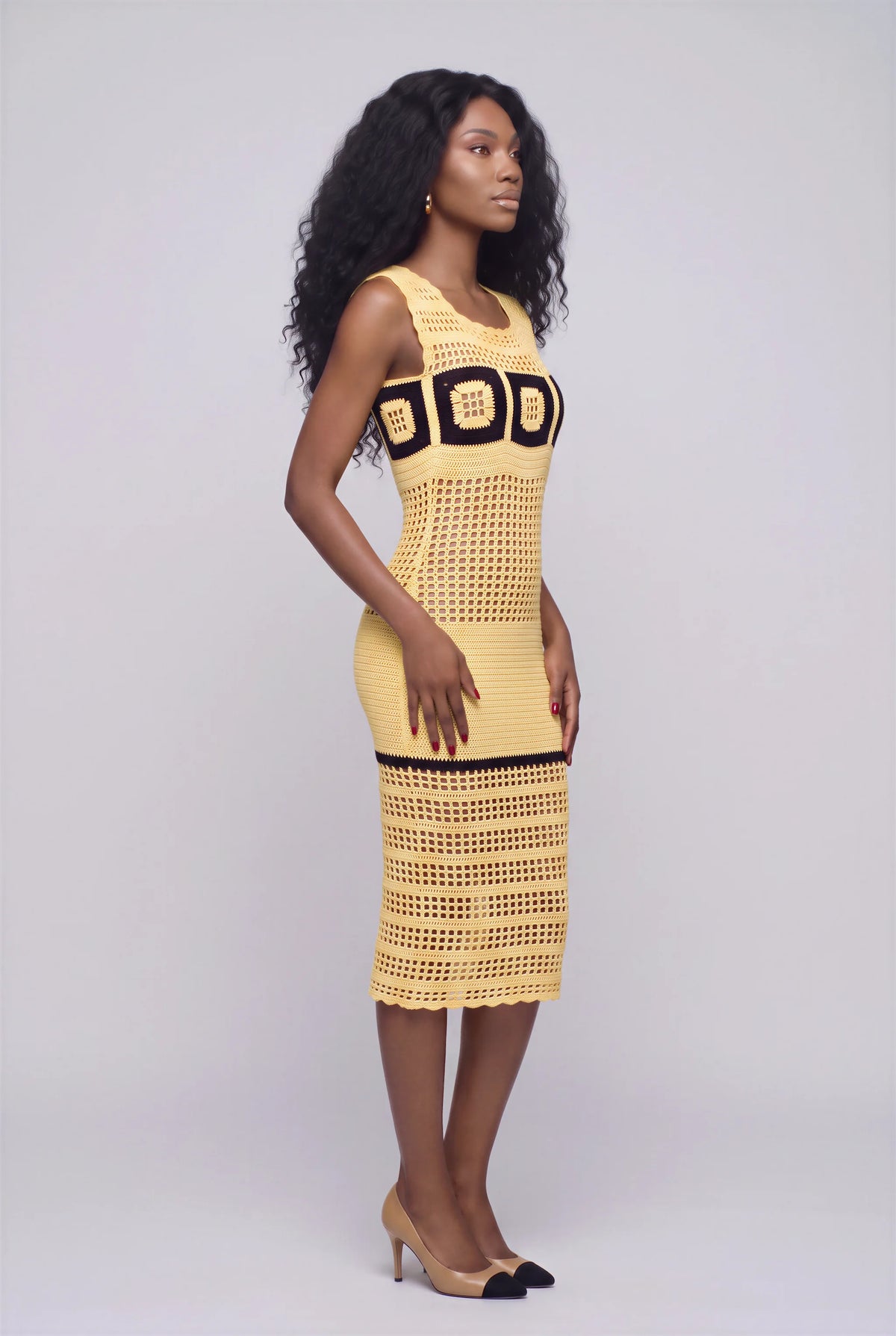 Robe Amarela au crochet jaune mi-longue — vue de profil — Pièce unique Cachalabibi