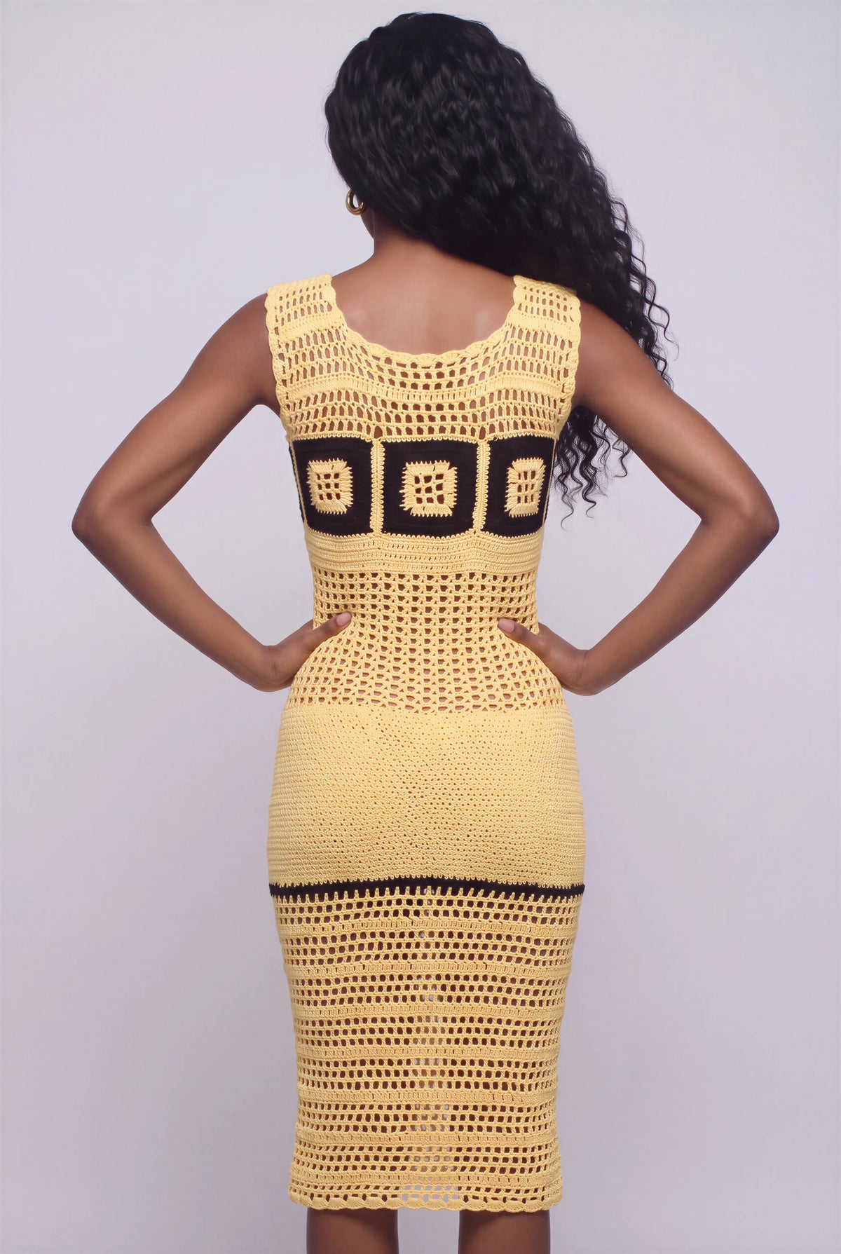 Robe Amarela crochet — vue de dos — Création exclusive Cachalabibi
