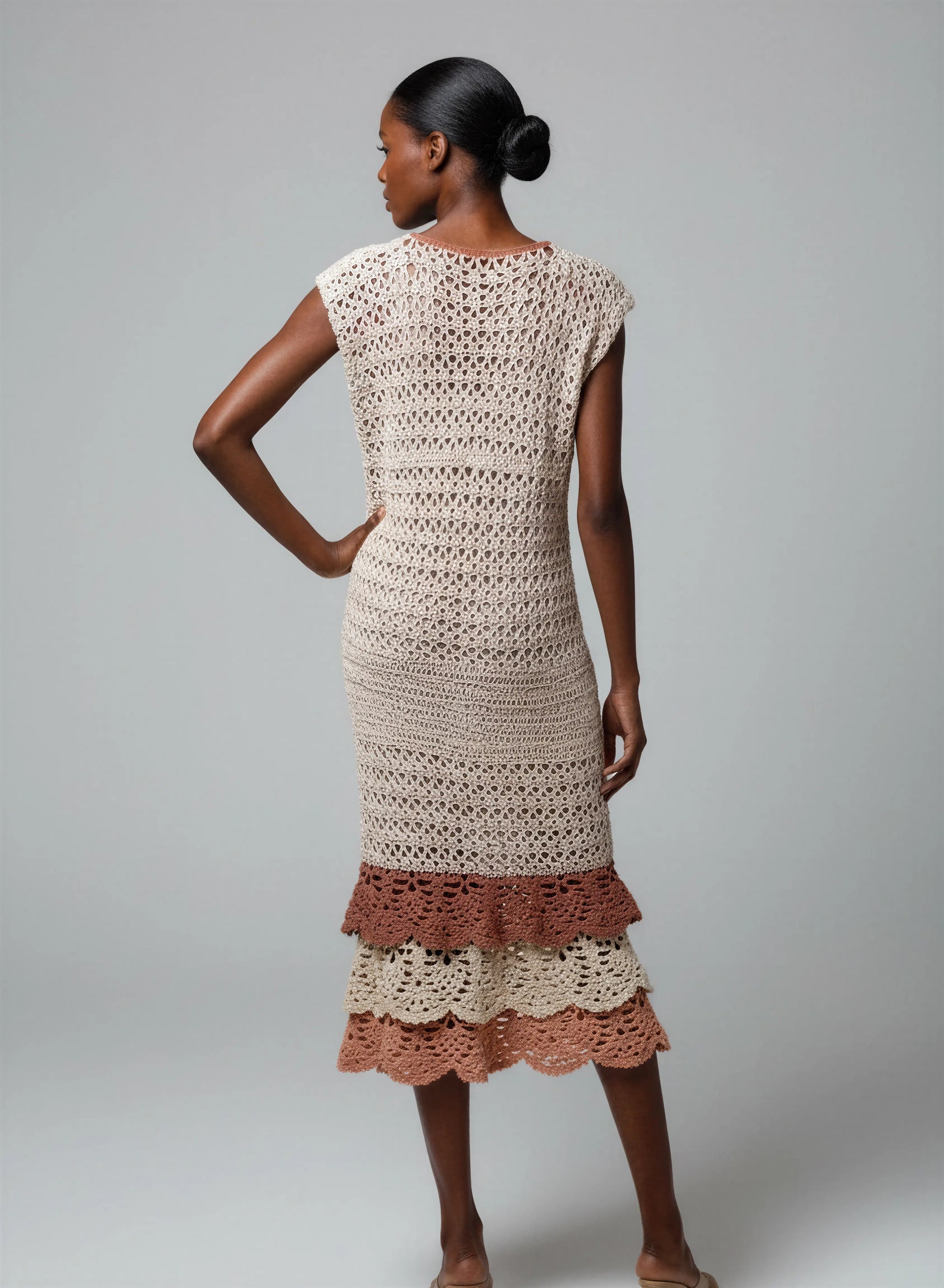 Robe crochet fait main Cioccolato beige rosé dos panneaux alternés double volante terracotta écru festonné – Cachalabibi