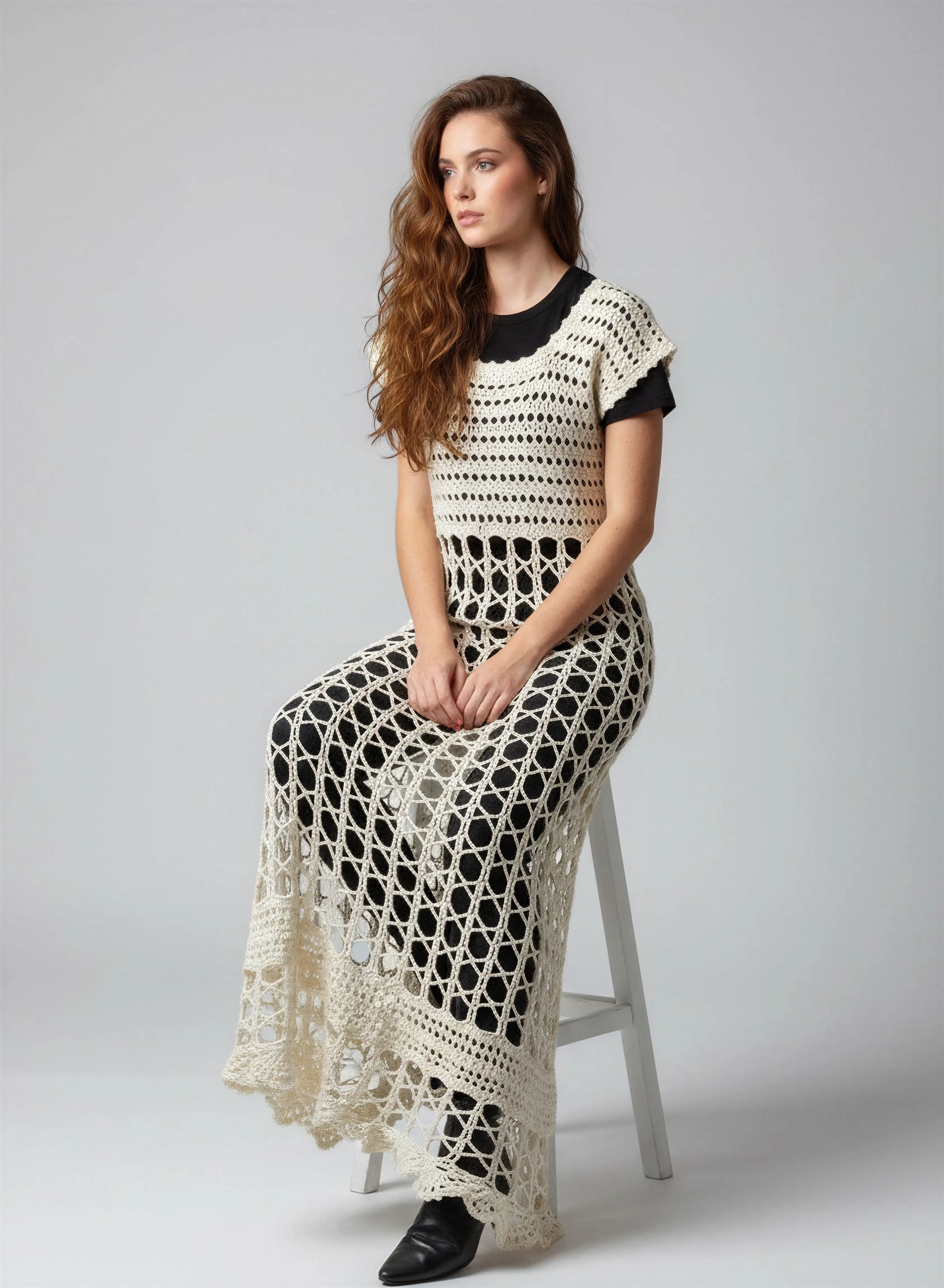 Robe crochet fait main Overdressy écru grandes mailles hexagones transparente sur noir 3 zones points maxi – Cachalabibi