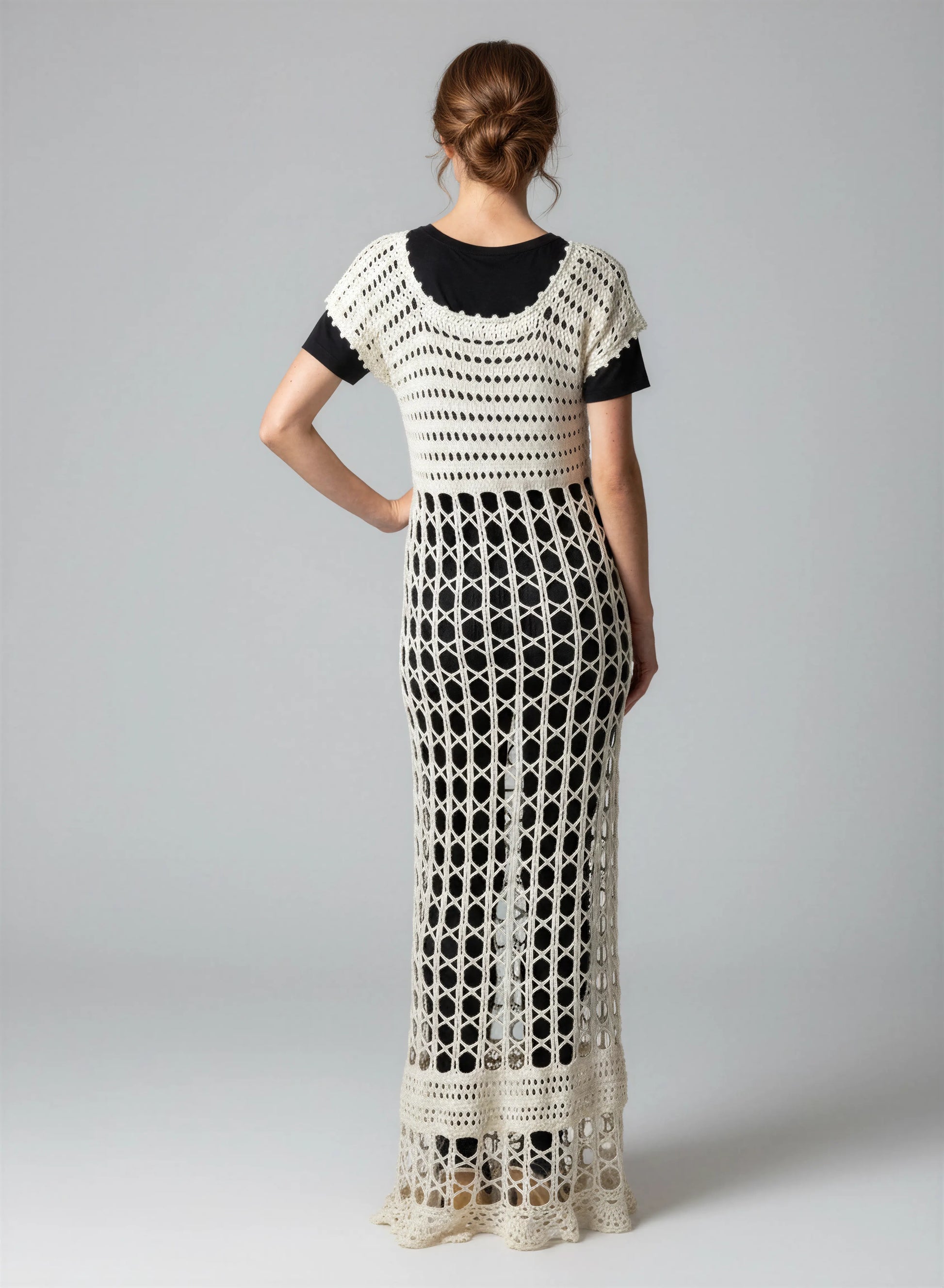 Robe crochet fait main Overdressy écru dos grandes mailles hexagones transparent noir encolure festonnée maxi – Cachalabibi