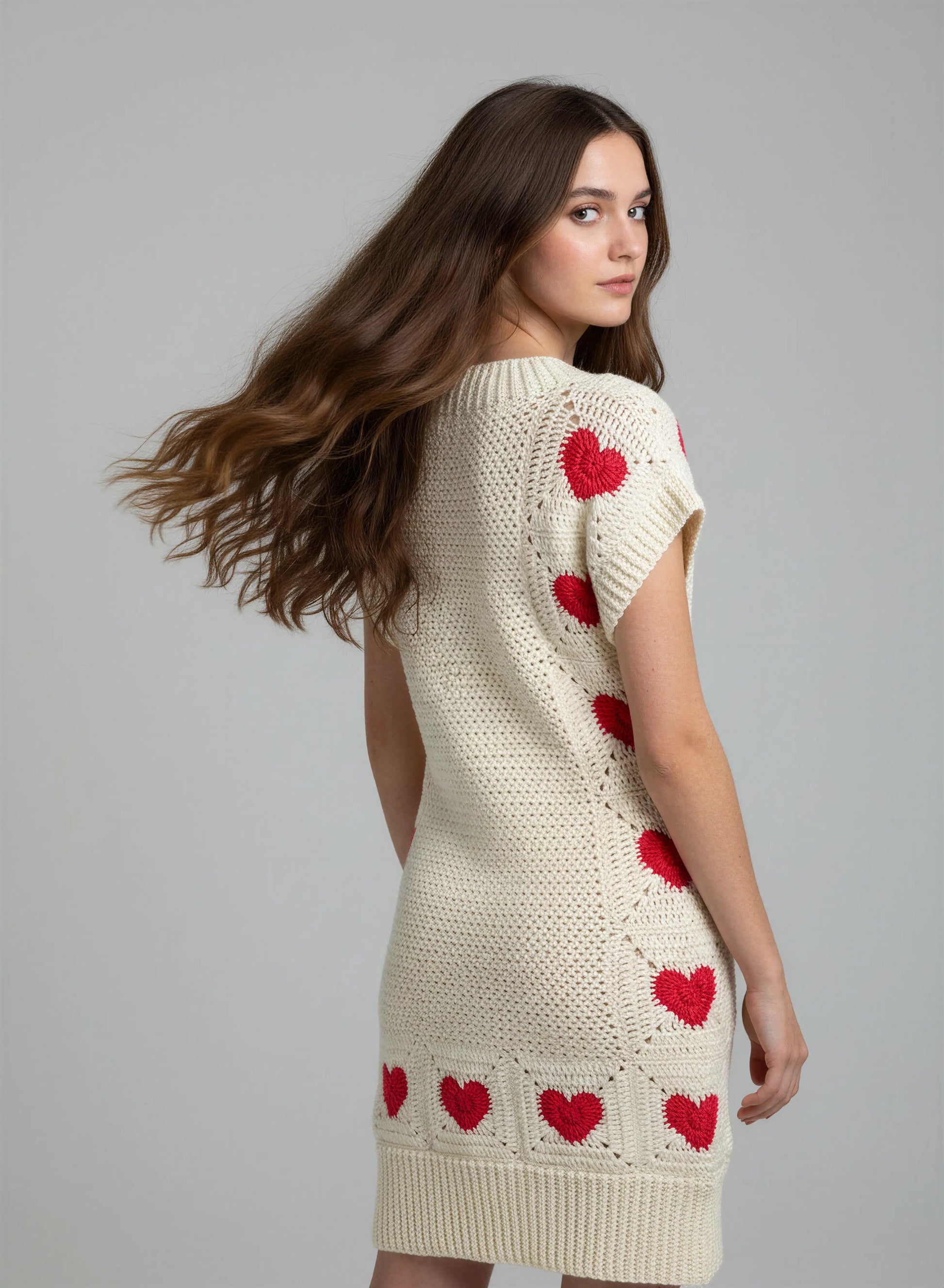 Robe crochet fait main Vestita écru dos cœurs rouges 3D répartis manches cap-sleeves côte serrée mini – Cachalabibi