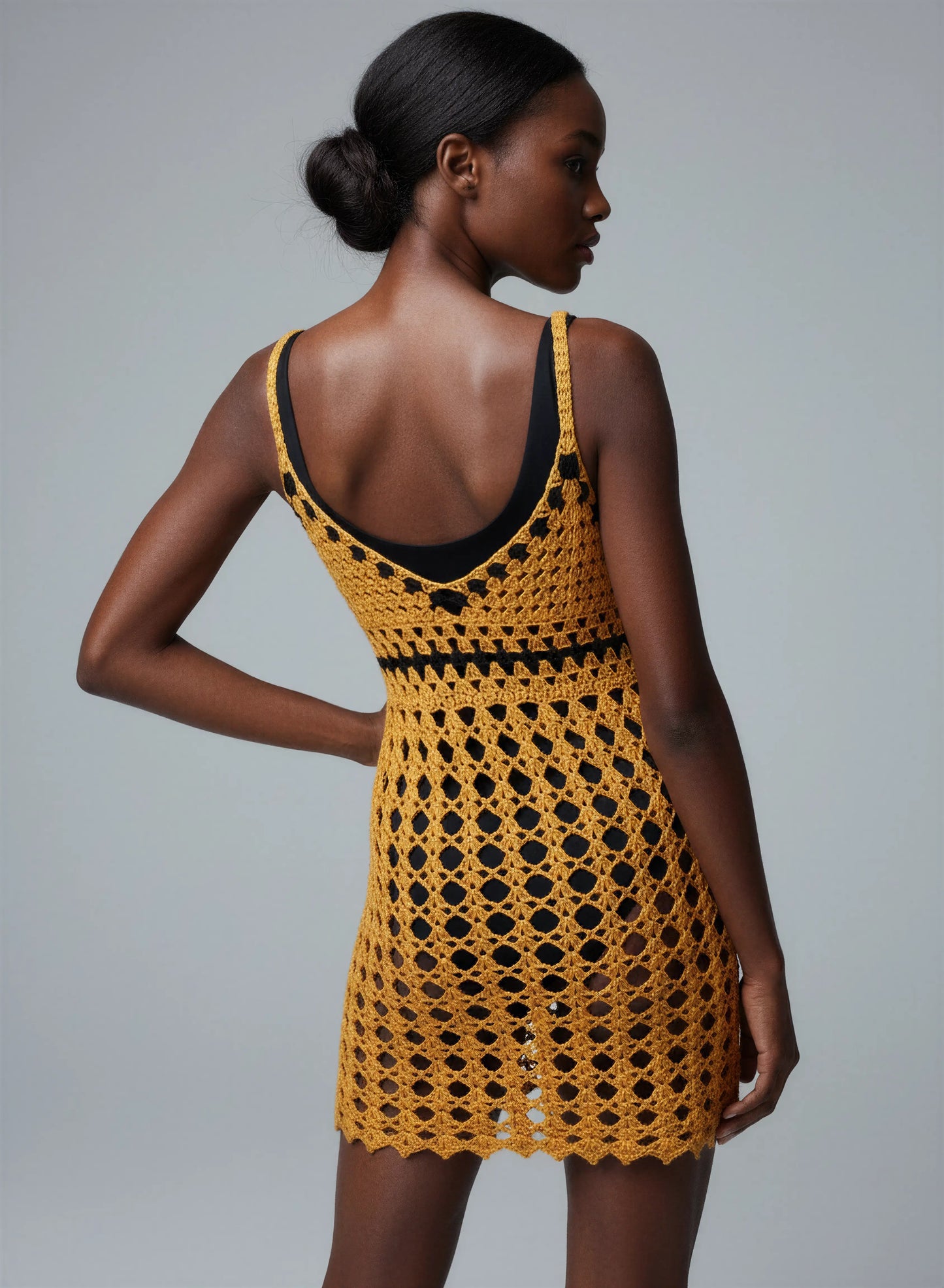 Robe de bain crochet fait main Cocconoce jaune safran dos encolure V profonde filet losanges noir mini – Cachalabibi
