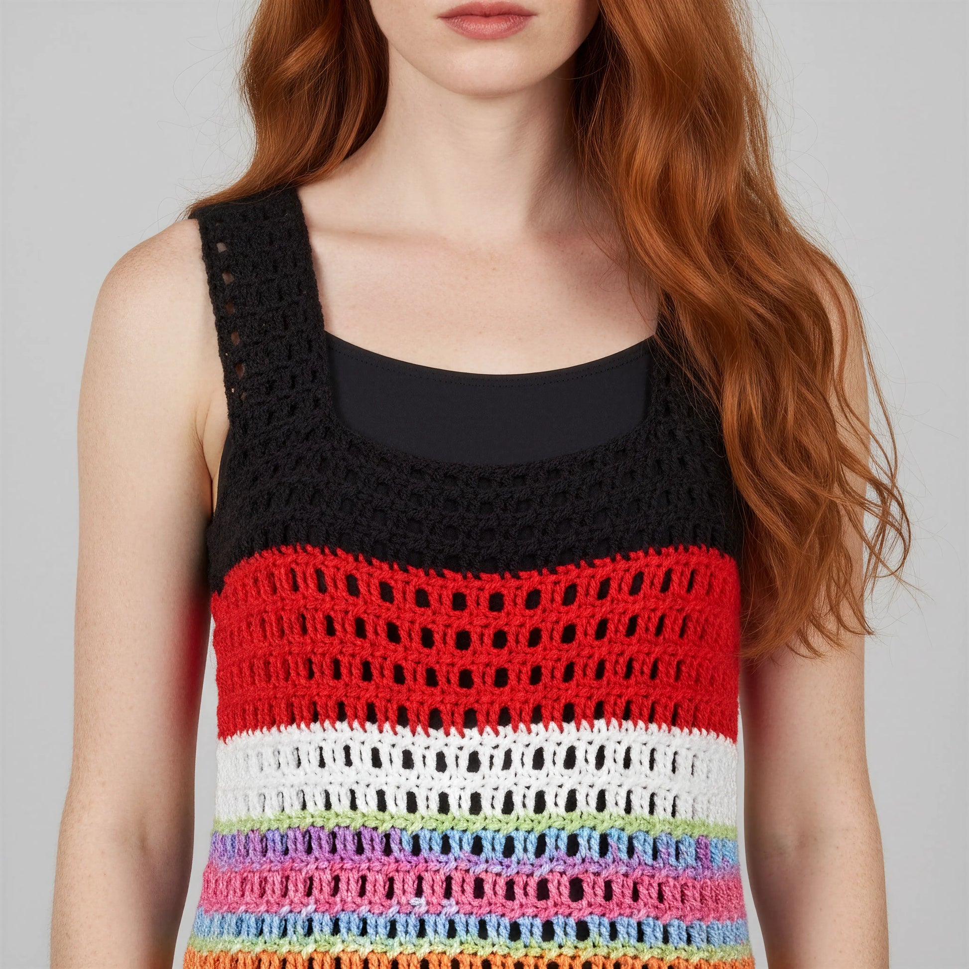 Robe de bain crochet fait main Maio détail bandes arc-en-ciel fines filet mailles bretelles côte noires – Cachalabibi