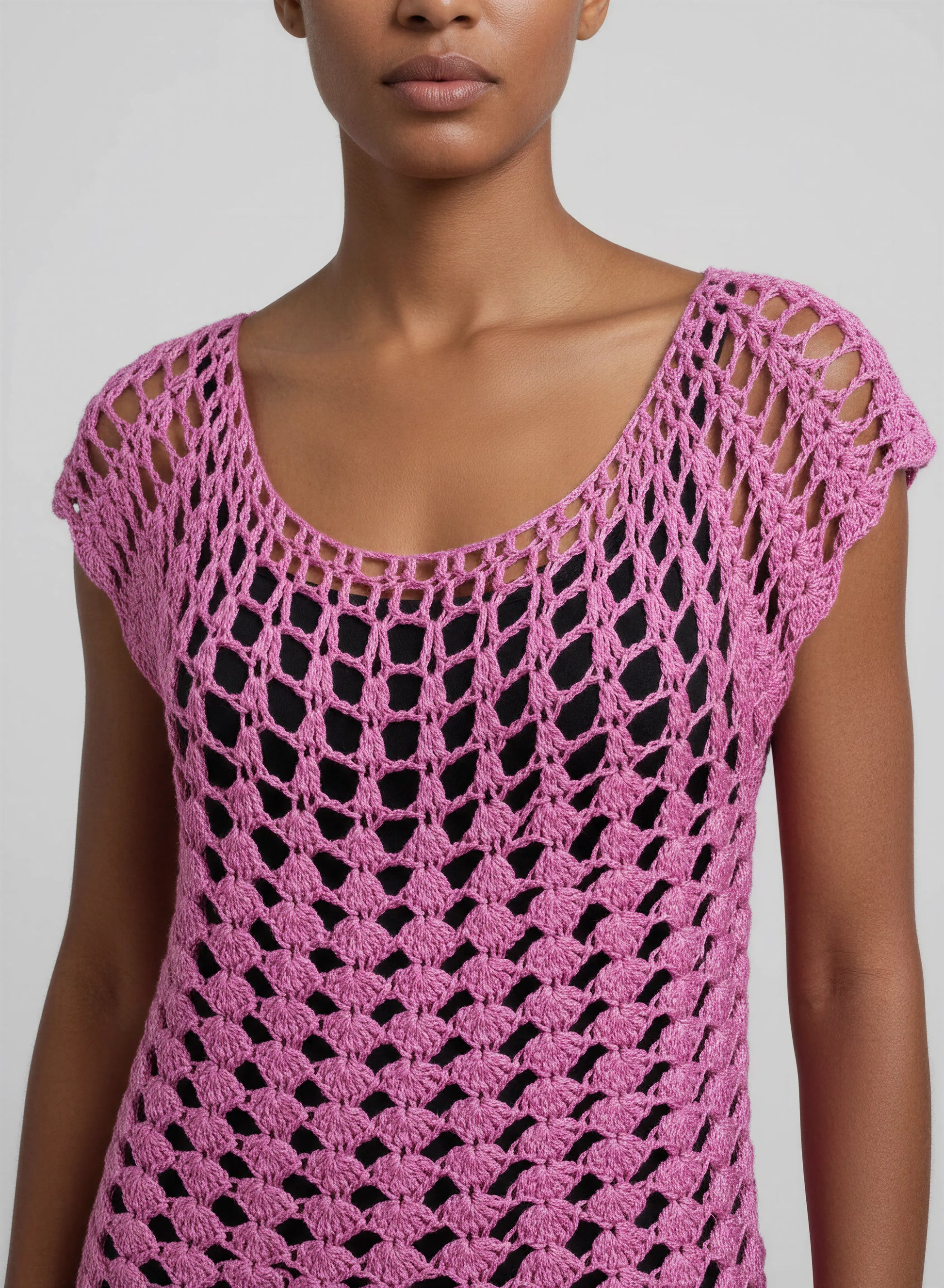 Robe de bain crochet fait main Mindelo rose fuchsia lurex détail 2 zones points filet éventails encolure U – Cachalabibi
