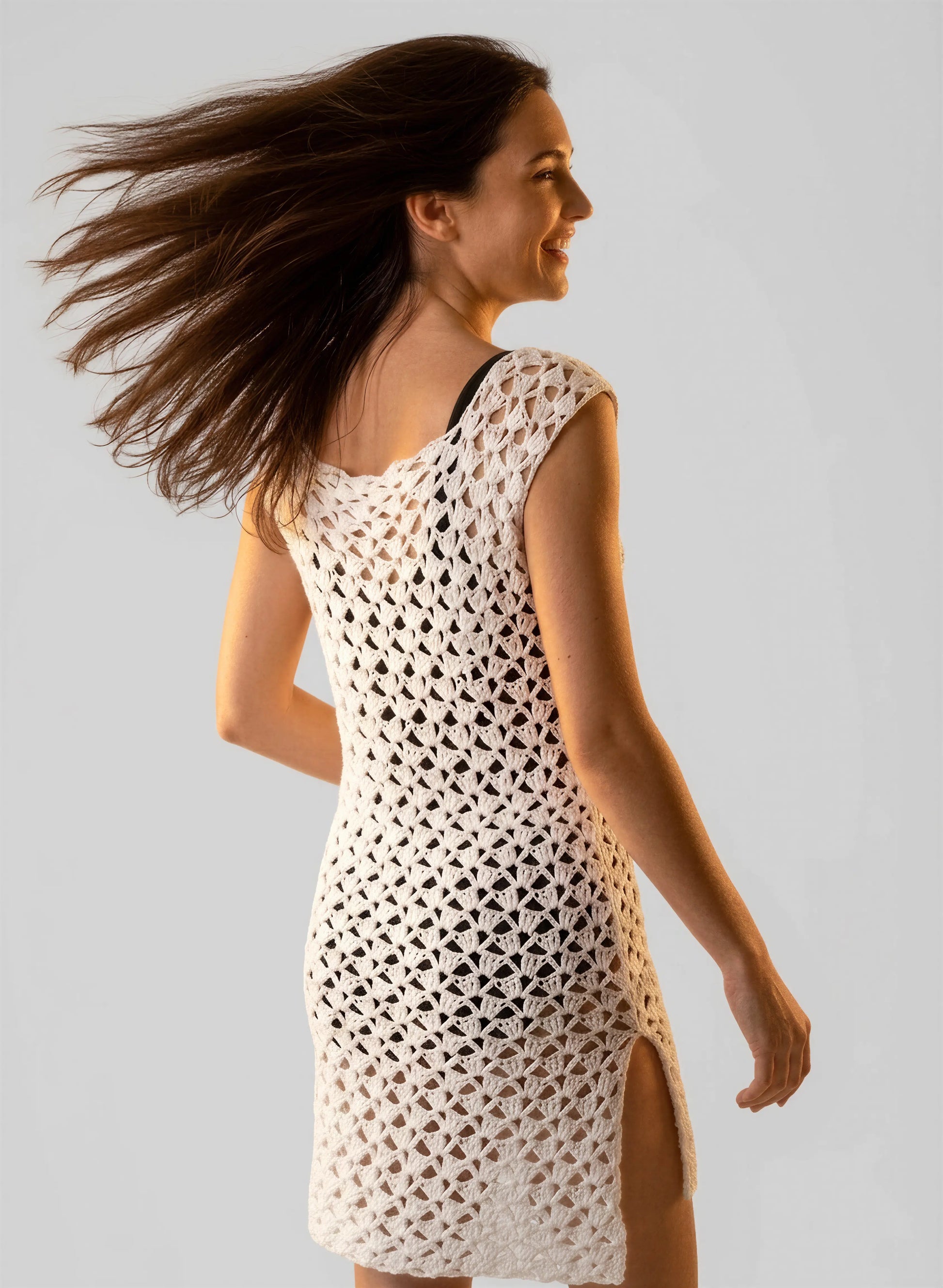 Robe de bain crochet fait main On the Beach écru dos éventails cap-sleeves fente latérale mouvement joie beach – Cachalabibi
