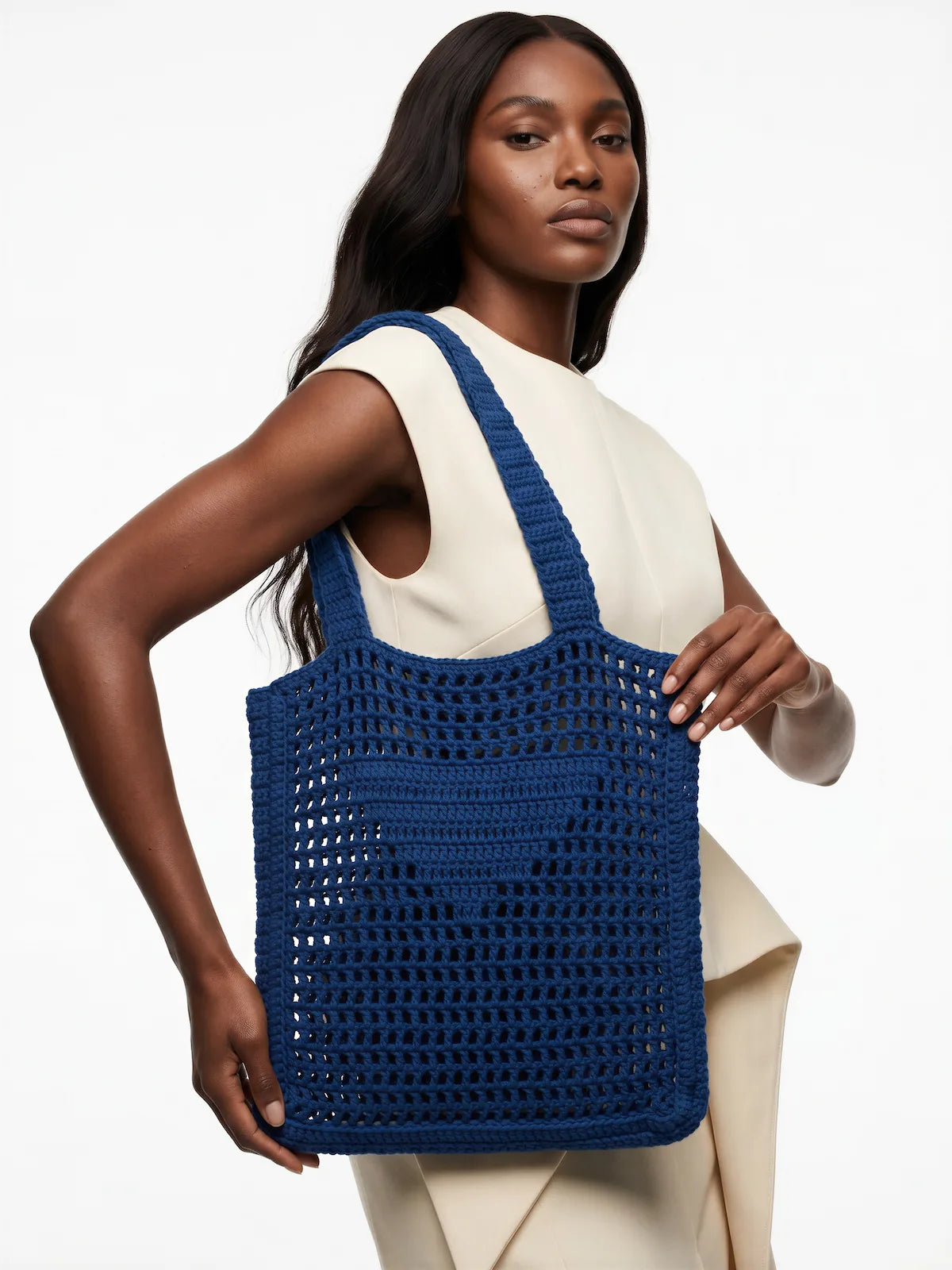 Sac cabas Borsa bleu cobalt grande maille ajourée crochet fait main – porté de face – Cachalabibi