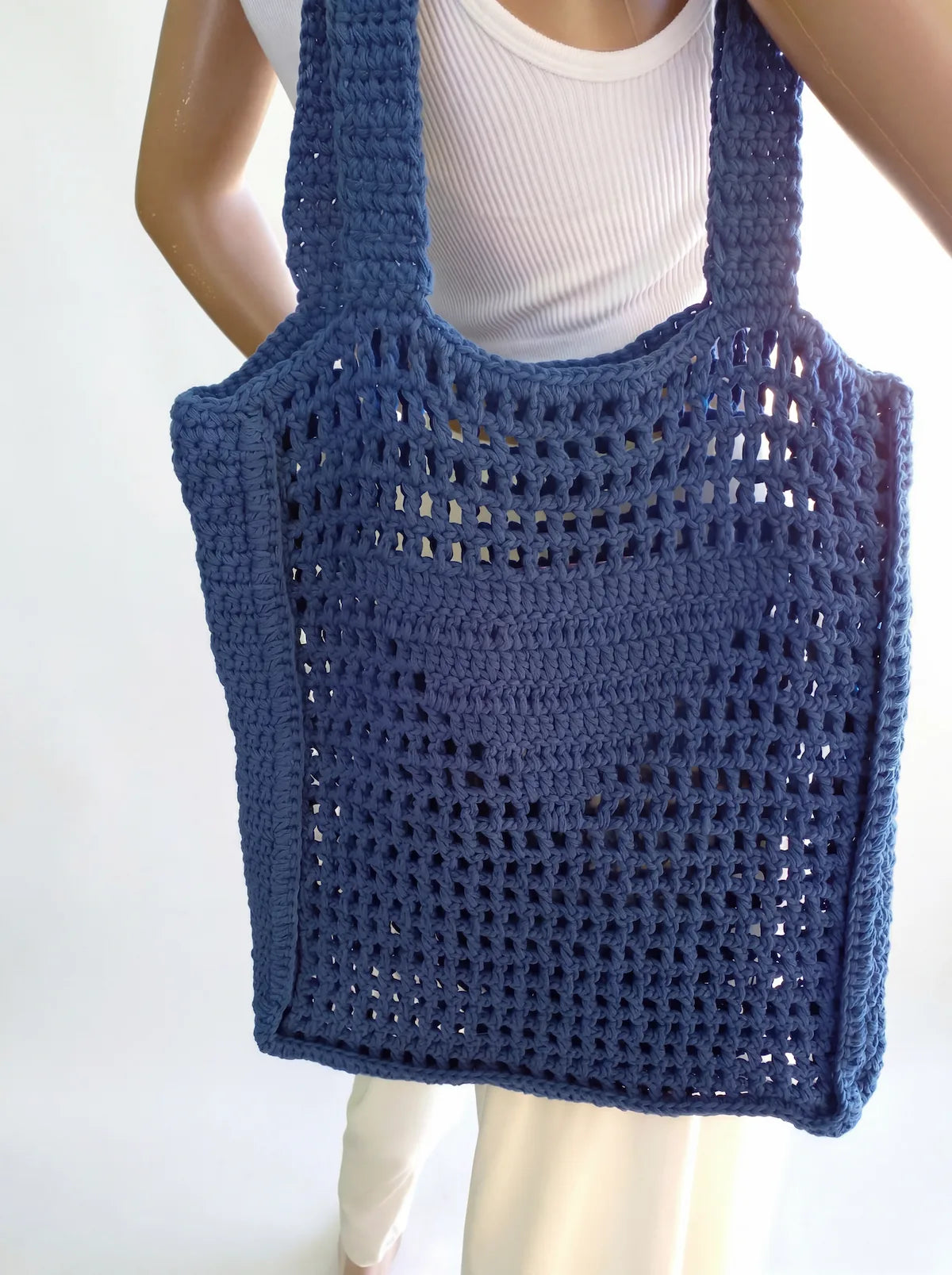 Sac cabas Borsa bleu cobalt grande maille ajourée crochet fait main – vue produit poche – Cachalabibi