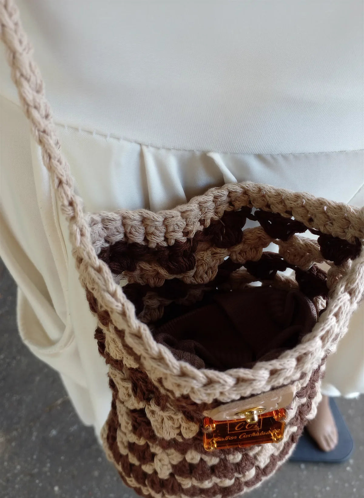 Sac bandoulière Castagno crème chocolat pop-corn fermeture dorée logo – crochet fait main – détail intérieur – Cachalabibi
