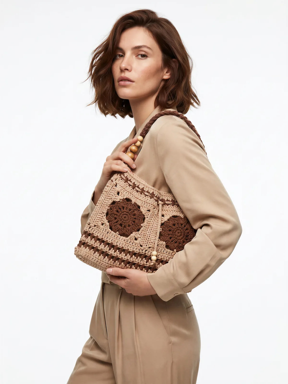 Sac bandoulière Chocolate crème chocolat granny square fleur perles bois – crochet fait main – porté épaule – Cachalabibi