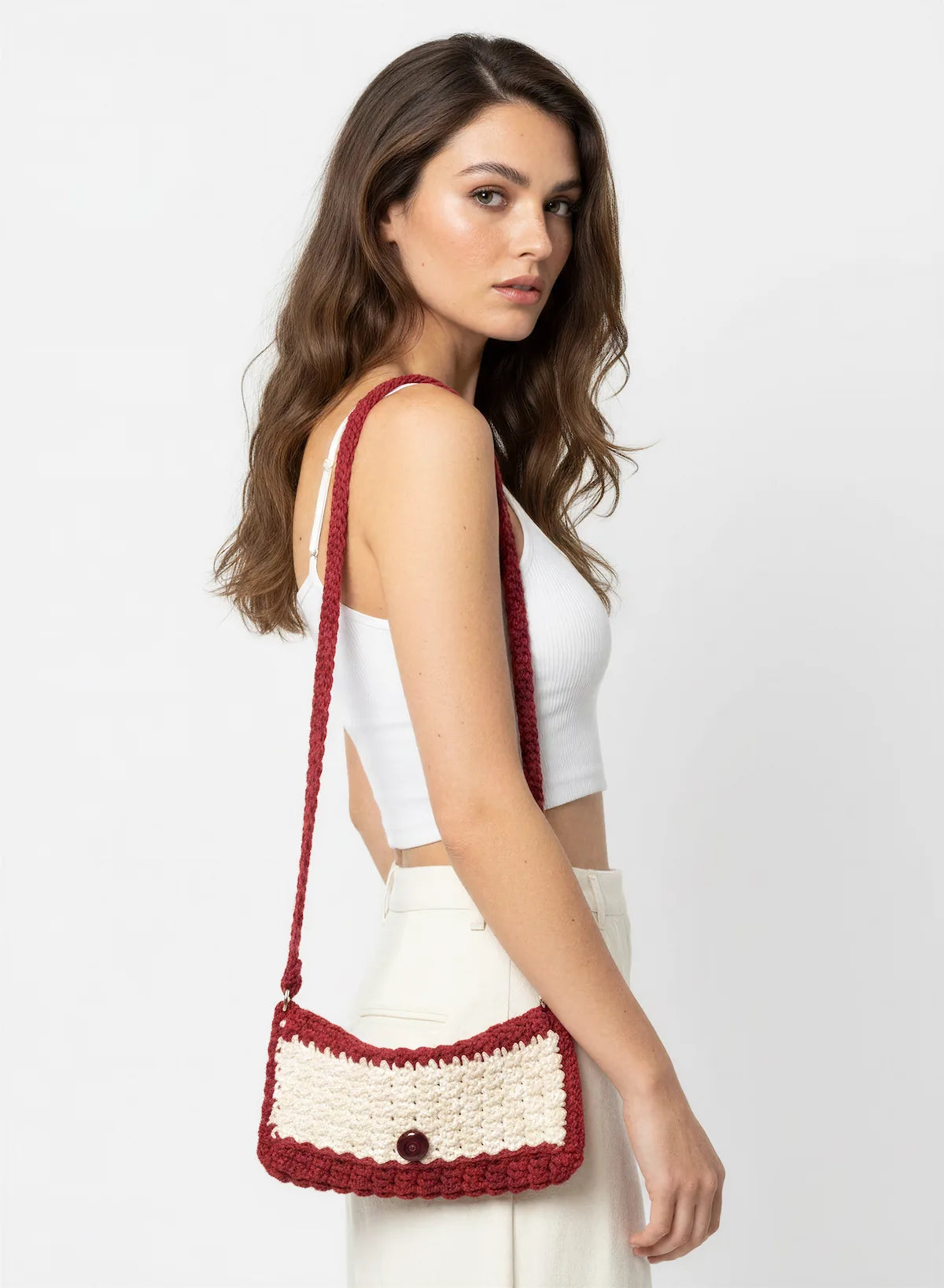 Sac bandoulière Crema bordeaux crème rabat texturé bouton bois – crochet fait main – porté bandoulière – Cachalabibi