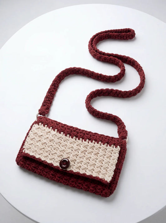 Sac bandoulière Crema bordeaux crème rabat texturé bouton bois – crochet fait main – vue produit – Cachalabibi