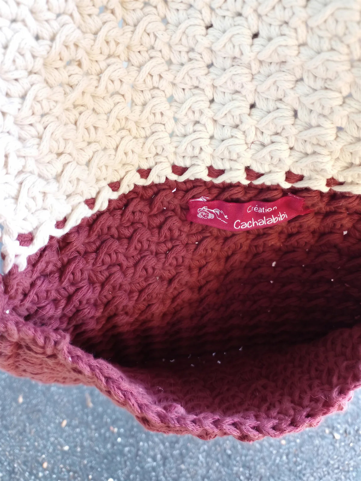 Sac bandoulière Crema bordeaux crème rabat texturé bouton bois – crochet fait main – étiquette Création Cachalabibi – Cachalabibi