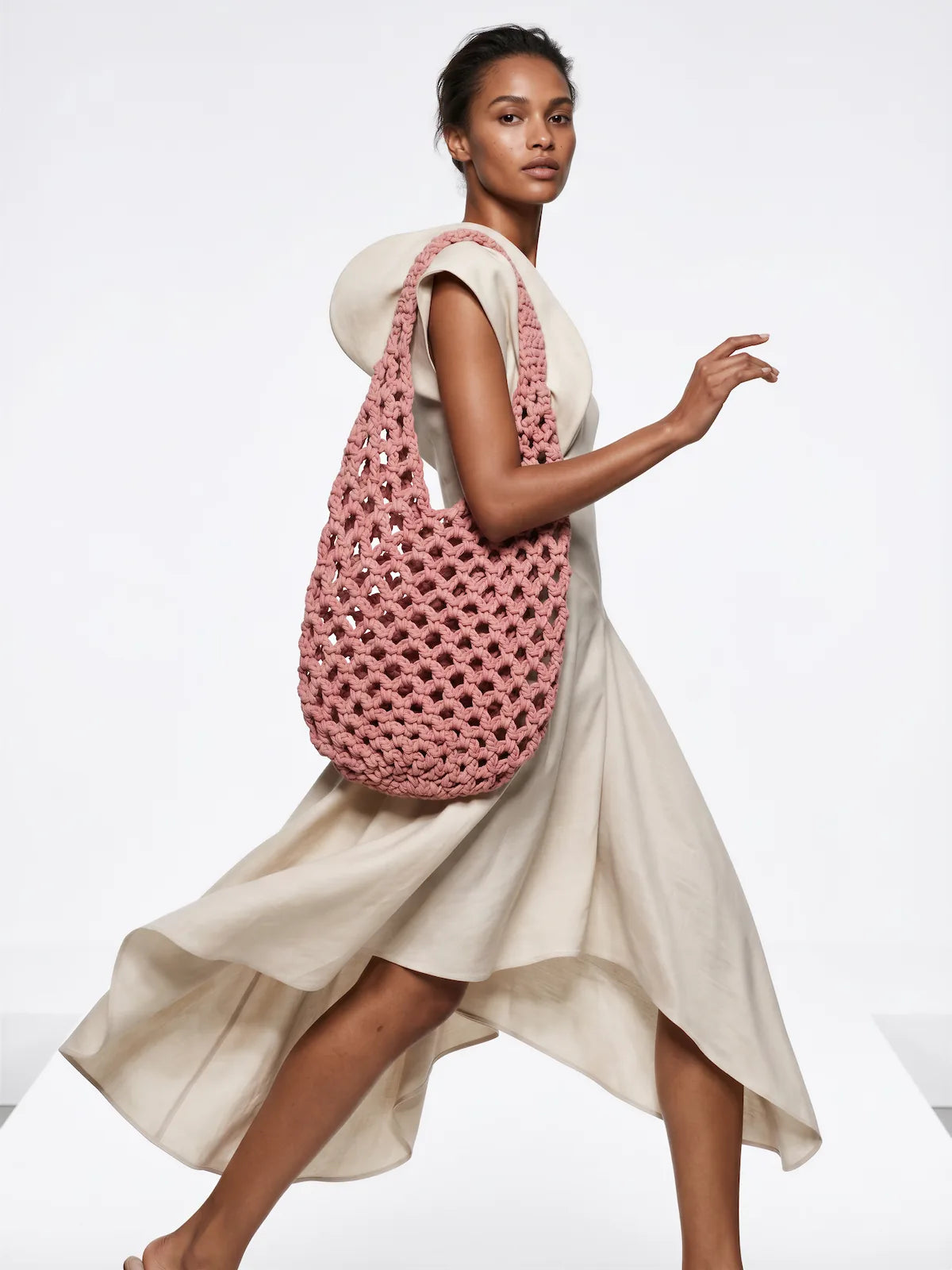 Sac cabas Fileta rose poudré filet macramé nœuds géants XXL – crochet fait main – pose éditoriale – Cachalabibi