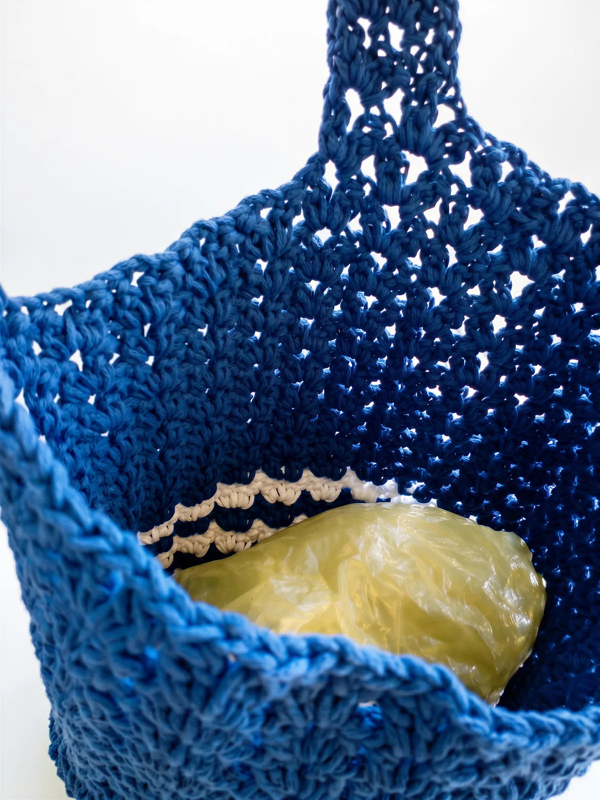 Sac cabas Marinella bleu marine rayures festonnées blanc logo doré – crochet fait main – détail intérieur – Cachalabibi