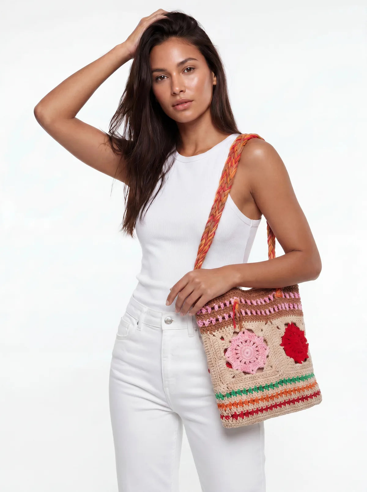 Sac cabas Paillotte granny square rose rouge rayures multicolores – crochet fait main – pose éditoriale – Cachalabibi