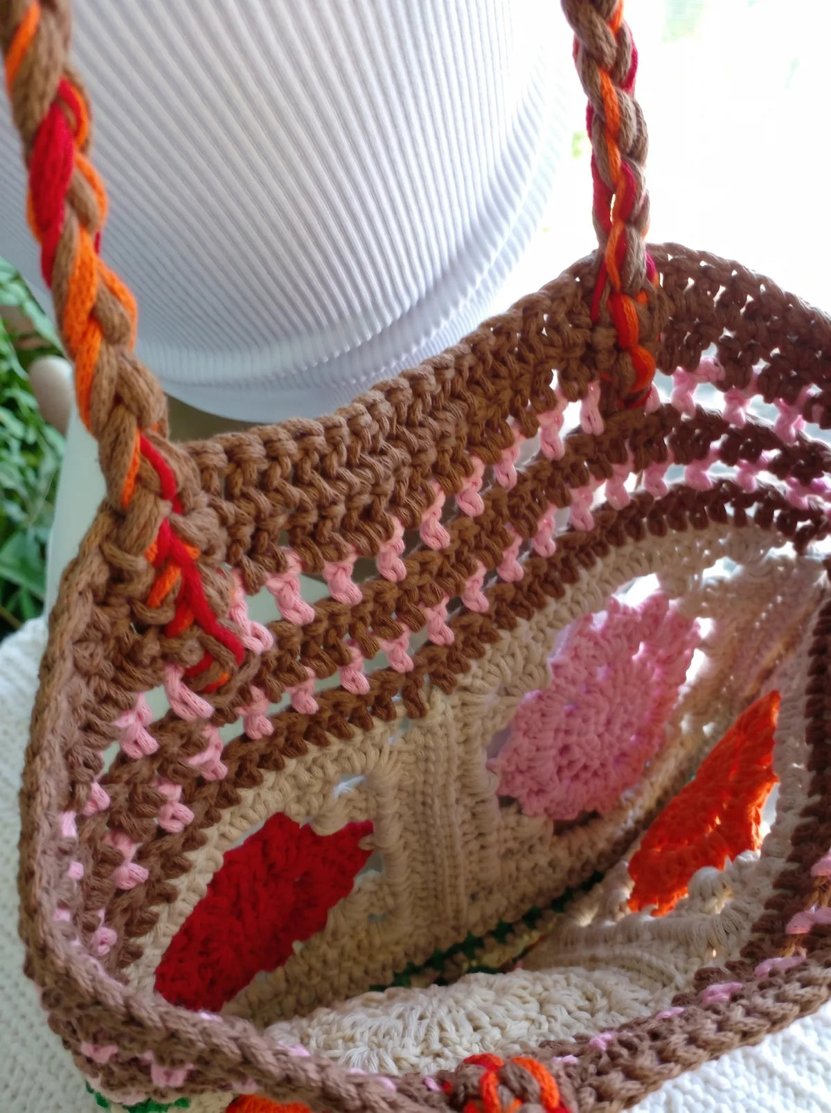 Sac cabas Nikaïa granny square rose rouge rayures multicolores – crochet fait main – détail texture – Cachalabibi