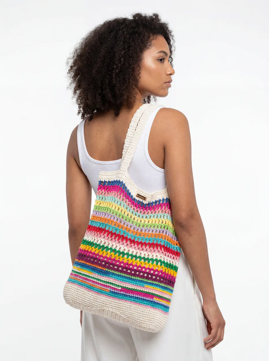 Sac cabas Oulatuvu crème rayures arc-en-ciel vagues doublure lin – crochet fait main – porté de dos – Cachalabibi
