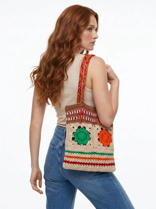 Sac cabas Paillotte beige granny square fleur vert orange rayures multicolores – crochet fait main – porté de dos – Cachalabibi