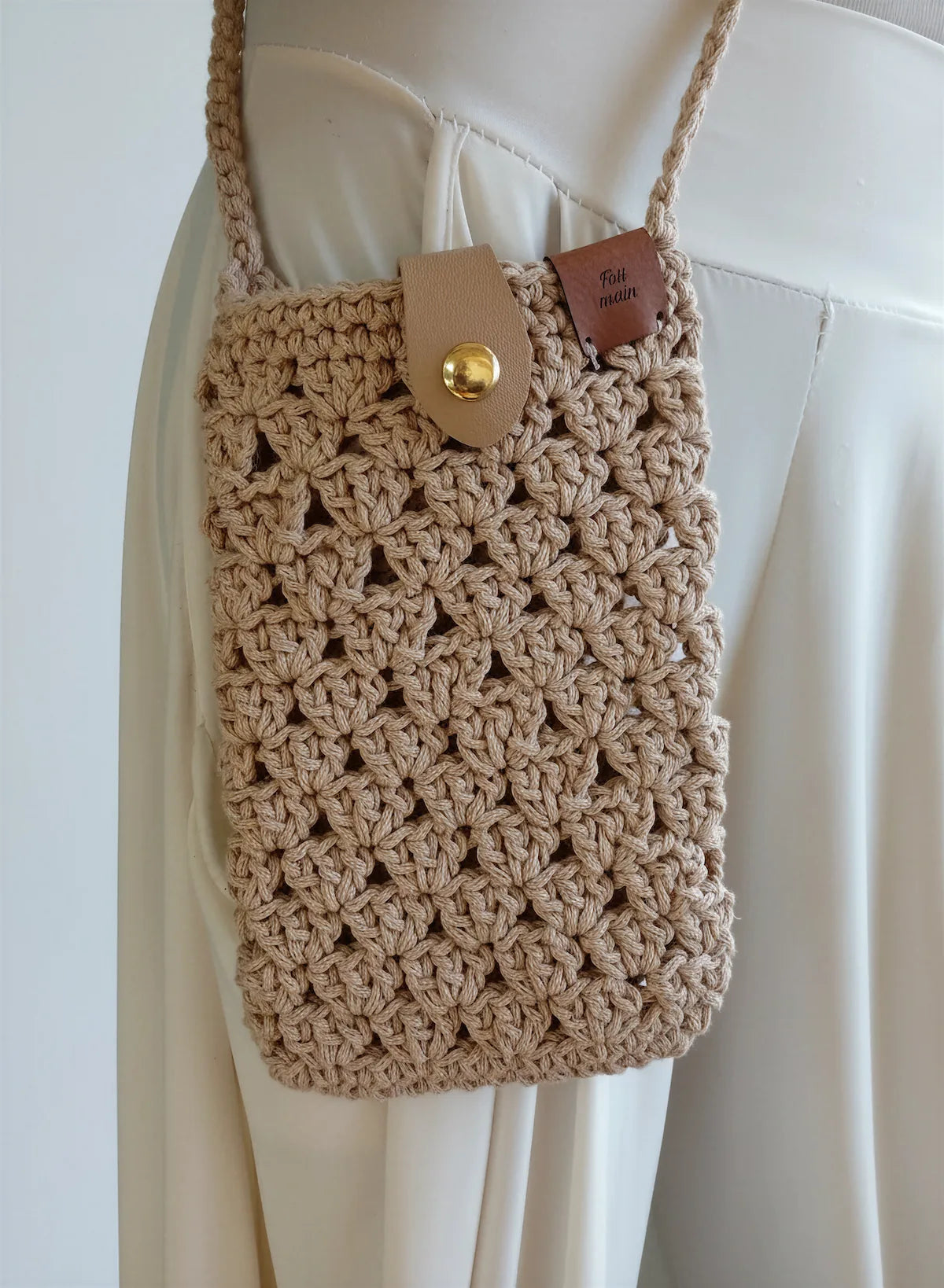 Sac bandoulière Pampa beige étoiles ajouré rabat cuir bouton doré – crochet fait main – étiquette Fait main – Cachalabibi