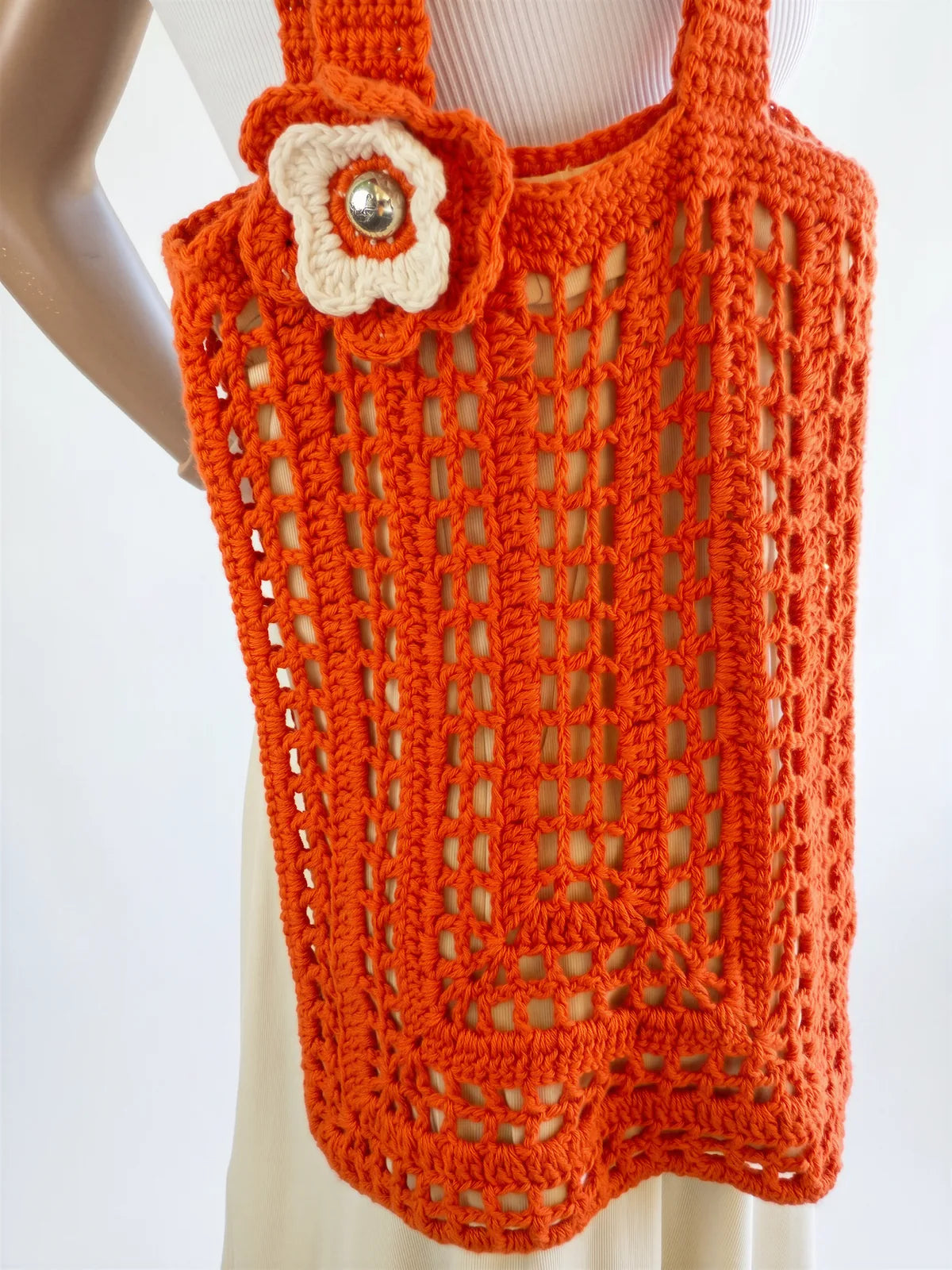 Sac cabas Pocketto orange granny square géant fleur crème doublure lin – crochet fait main – détail fleur bouton – Cachalabibi
