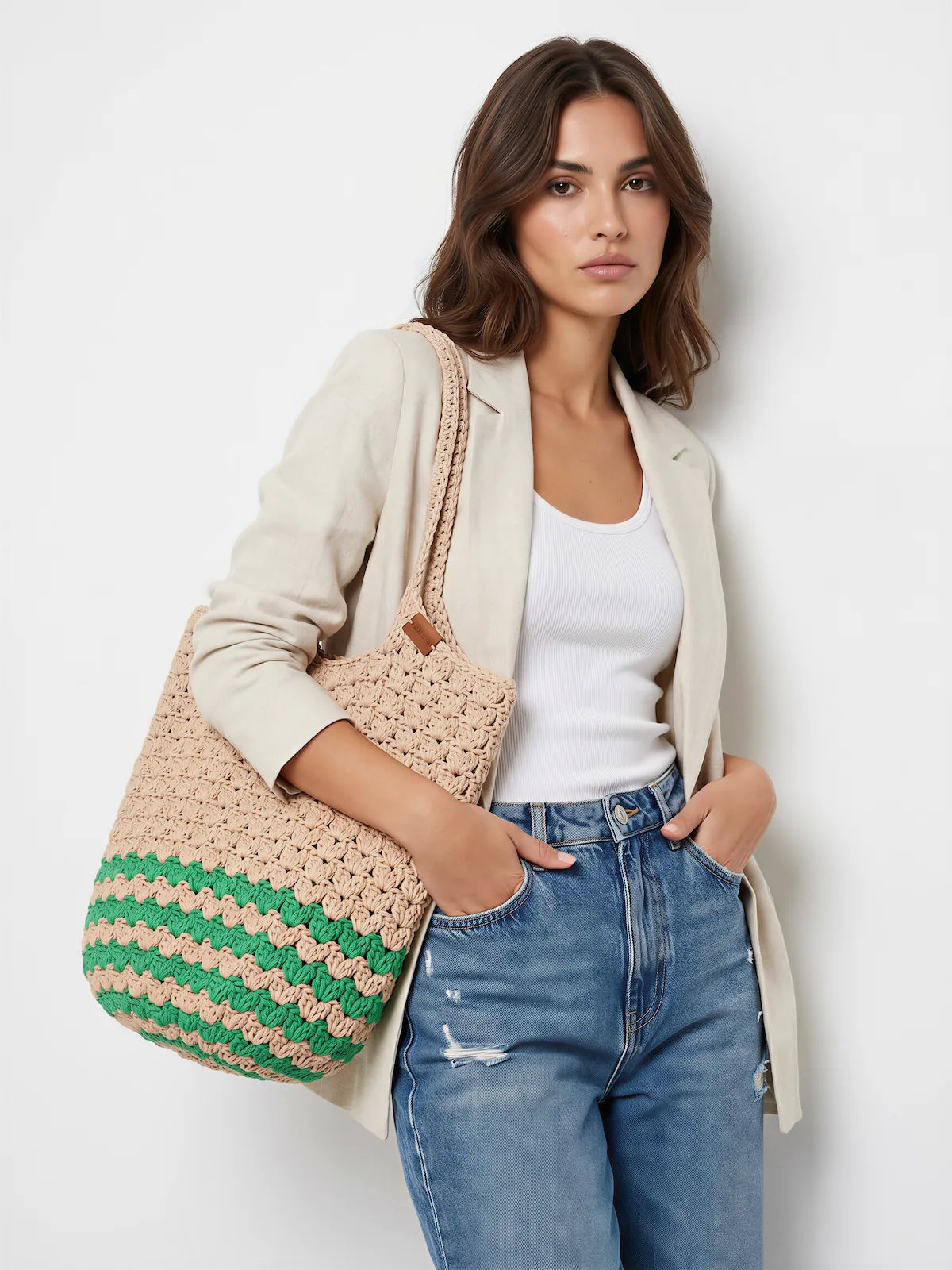Sac cabas Primavera beige rayures vert émeraude étoiles ajouré étiquette – crochet fait main – porté épaule – Cachalabibi