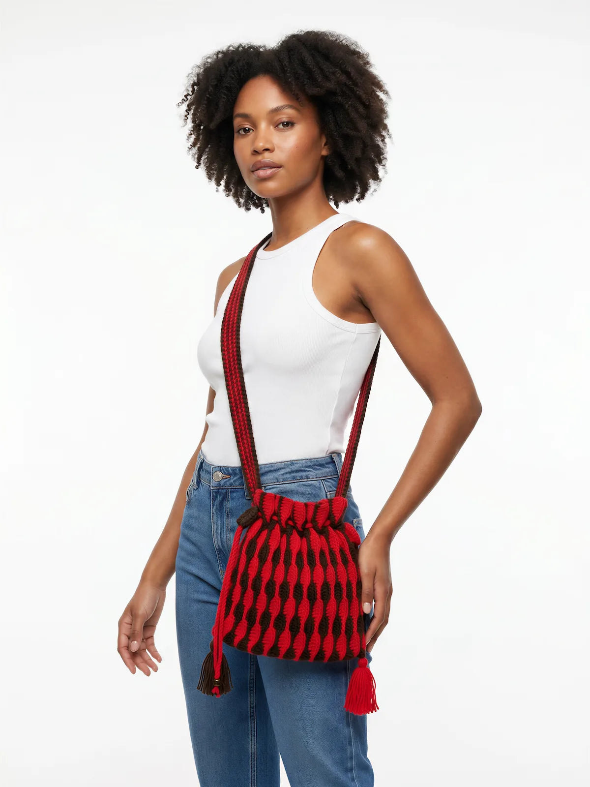 Sac seau Rossonero rouge et noir losanges 3D pompons sangle bicolore – crochet fait main – porté bandoulière – Cachalabibi