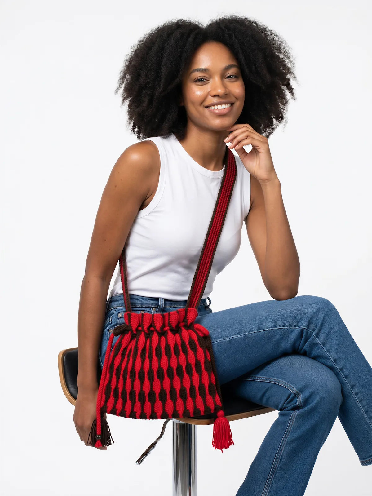 Sac  seau Rossonero rouge et noir losanges 3D pompons sangle bicolore – crochet fait main – pose assise souriante – Cachalabibi
