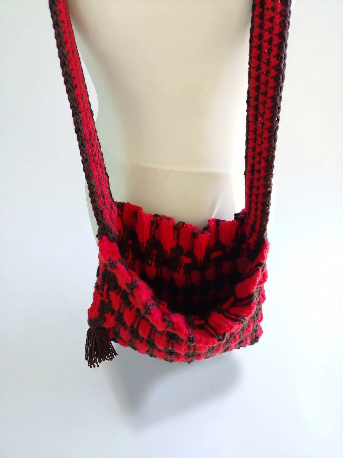Sac seau Rossonero rouge et noir losanges 3D pompons sangle bicolore – crochet fait main – vue produit mannequin – Cachalabibi
