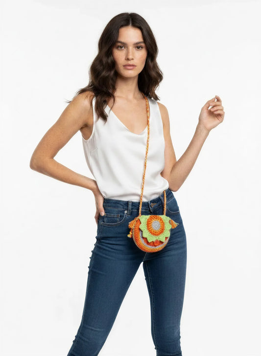 Sac bandoulière Soleilo demi-lune granny square soleil multicolore pompons – crochet fait main – pose éditoriale – Cachalabibi