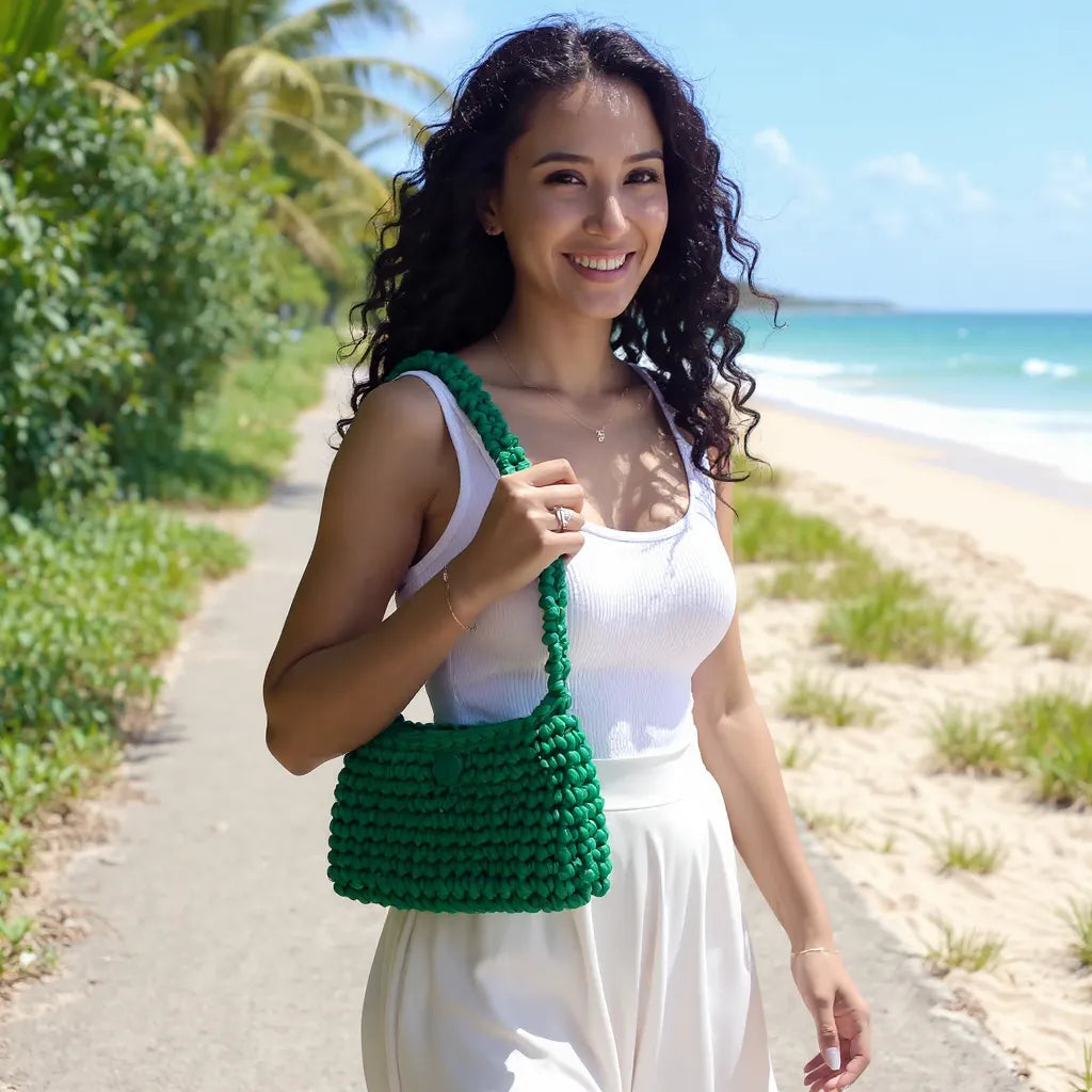 Sac à main au crochet fait main Menta de Cachalabibi - vert - vue de face avec pantalon blanc
