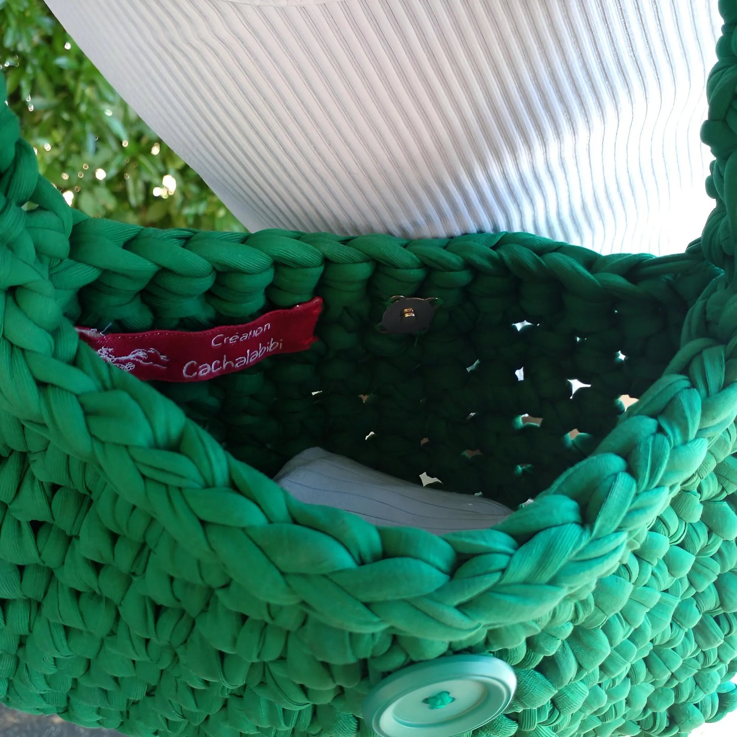 Sac à main au crochet fait main Menta de Cachalabibi - vert -  vue intérieure montrant l'étiquette signature Création Cachalabibi rouge
