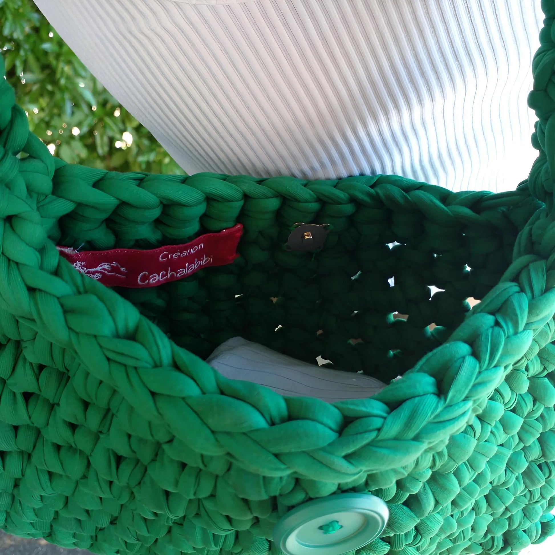 Sac à main au crochet fait main Menta de Cachalabibi - vert -  vue intérieure montrant l'étiquette signature Création Cachalabibi rouge