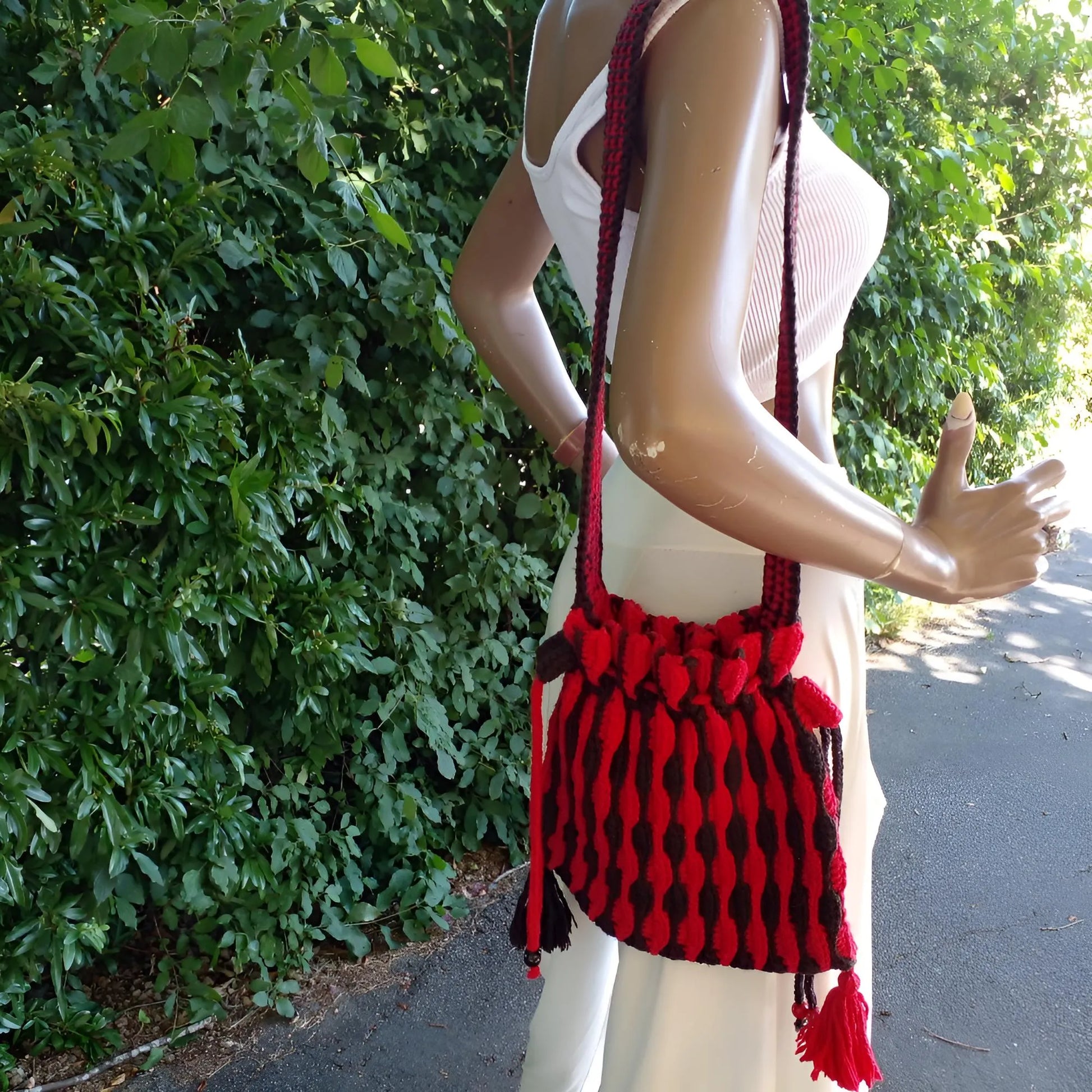 Sac à main au crochet fait main Rossonero de Cachalabibi - rouge et noir - gros plan sur le bas du sac montrant le point côtes vertical