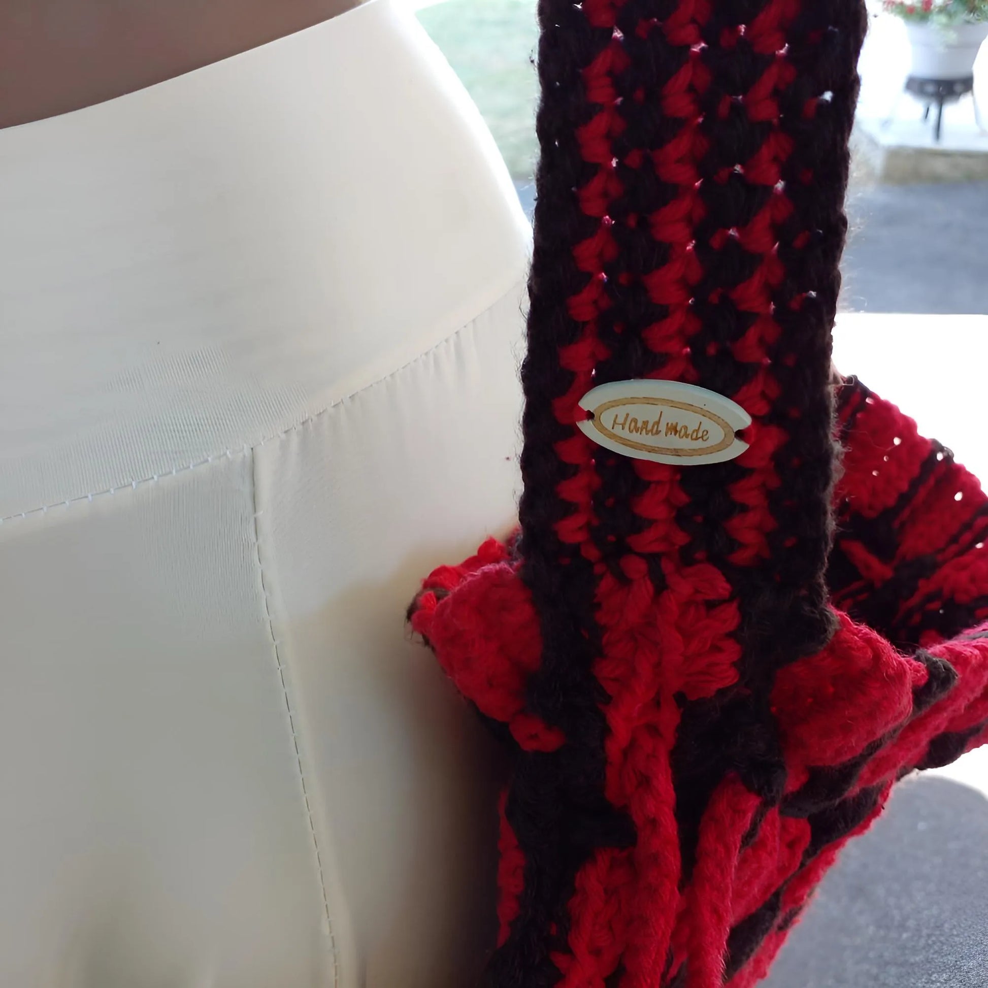 Sac à main au crochet fait main Rossonero de Cachalabibi - rouge et noir - gros plan sur la plaque signature Hand Made dorée