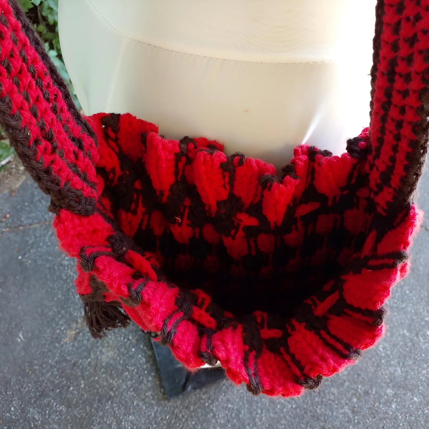Sac à main au crochet fait main Rossonero de Cachalabibi - rouge et noir - gros plan sur la bandoulière tressée rouge et noir