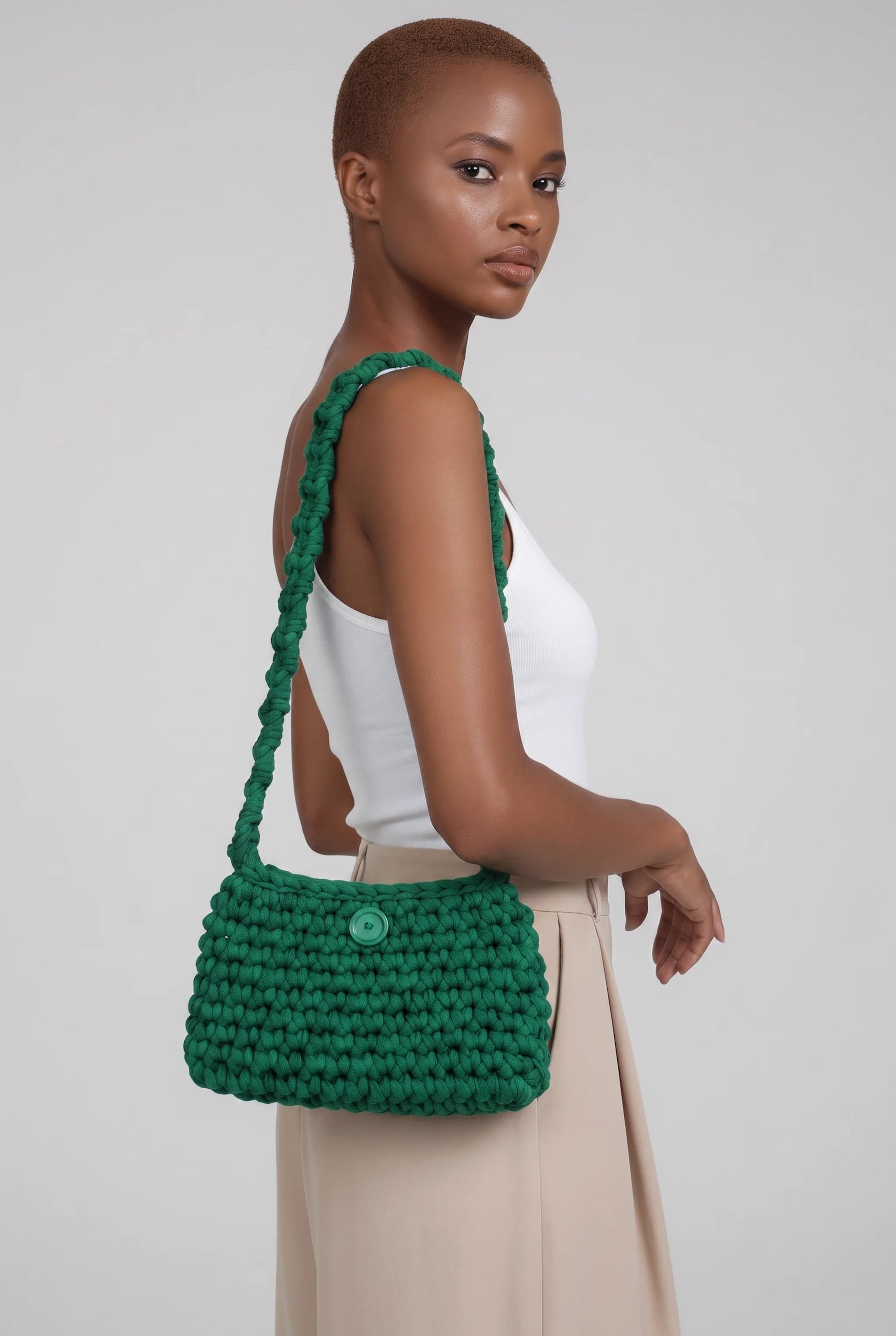Sac à main au crochet fait main Menta de Cachalabibi - vert - vue de profil pantalon beige