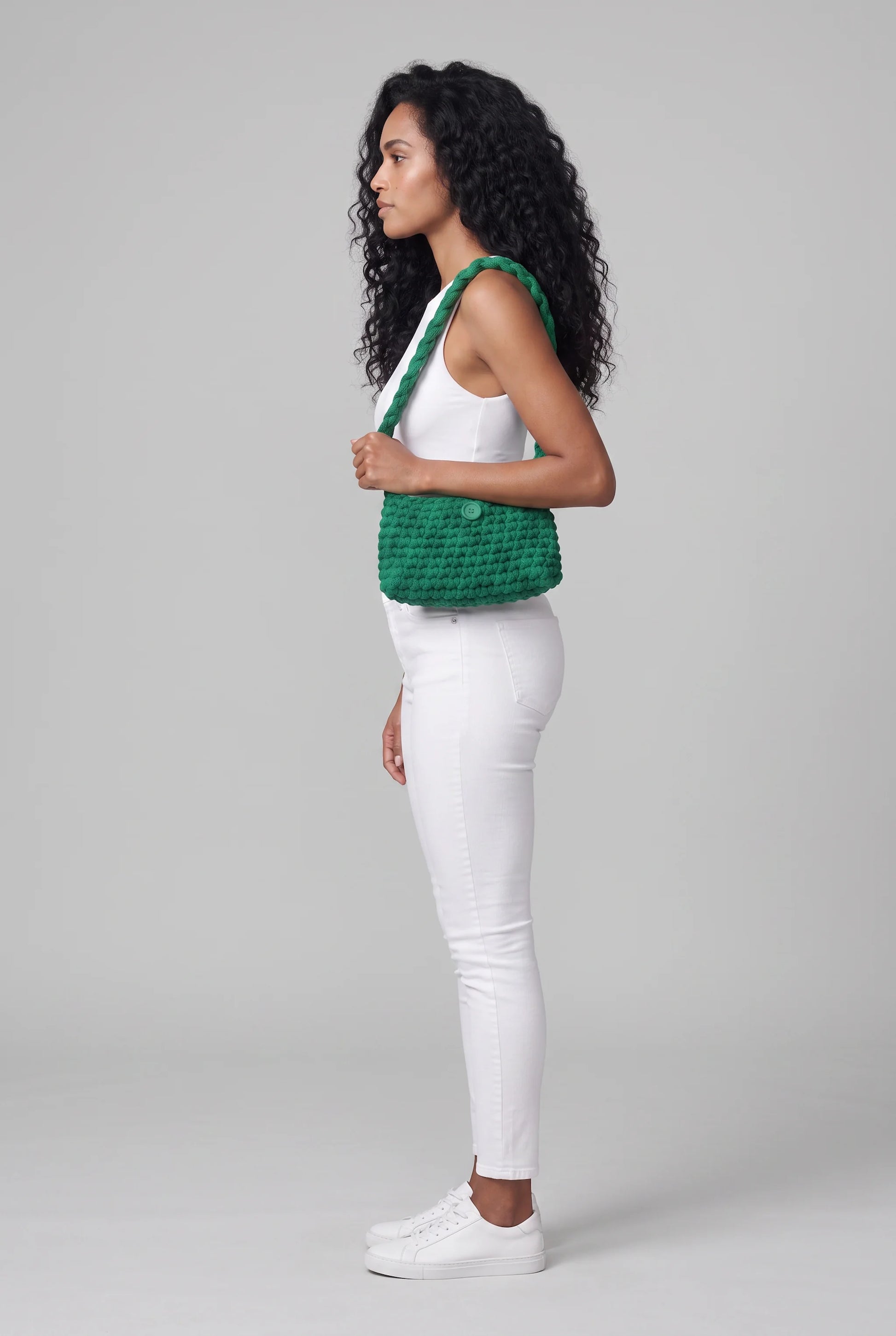 Sac à main au crochet fait main Menta vert de Cachalabibi - vue de profil avec pantalon blanc