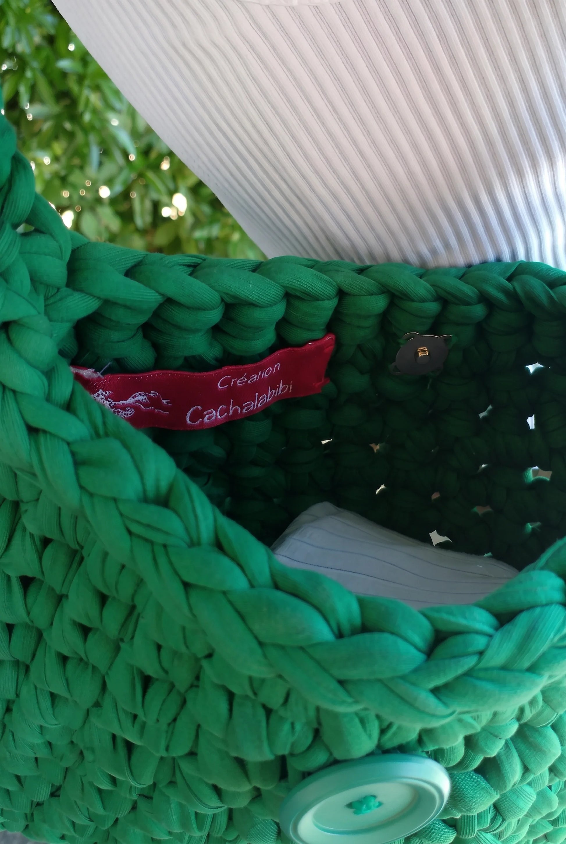 Sac à main au crochet fait main Menta vert de Cachalabibi - vue intérieure avec l'étiquette signature Création Cachalabibi
