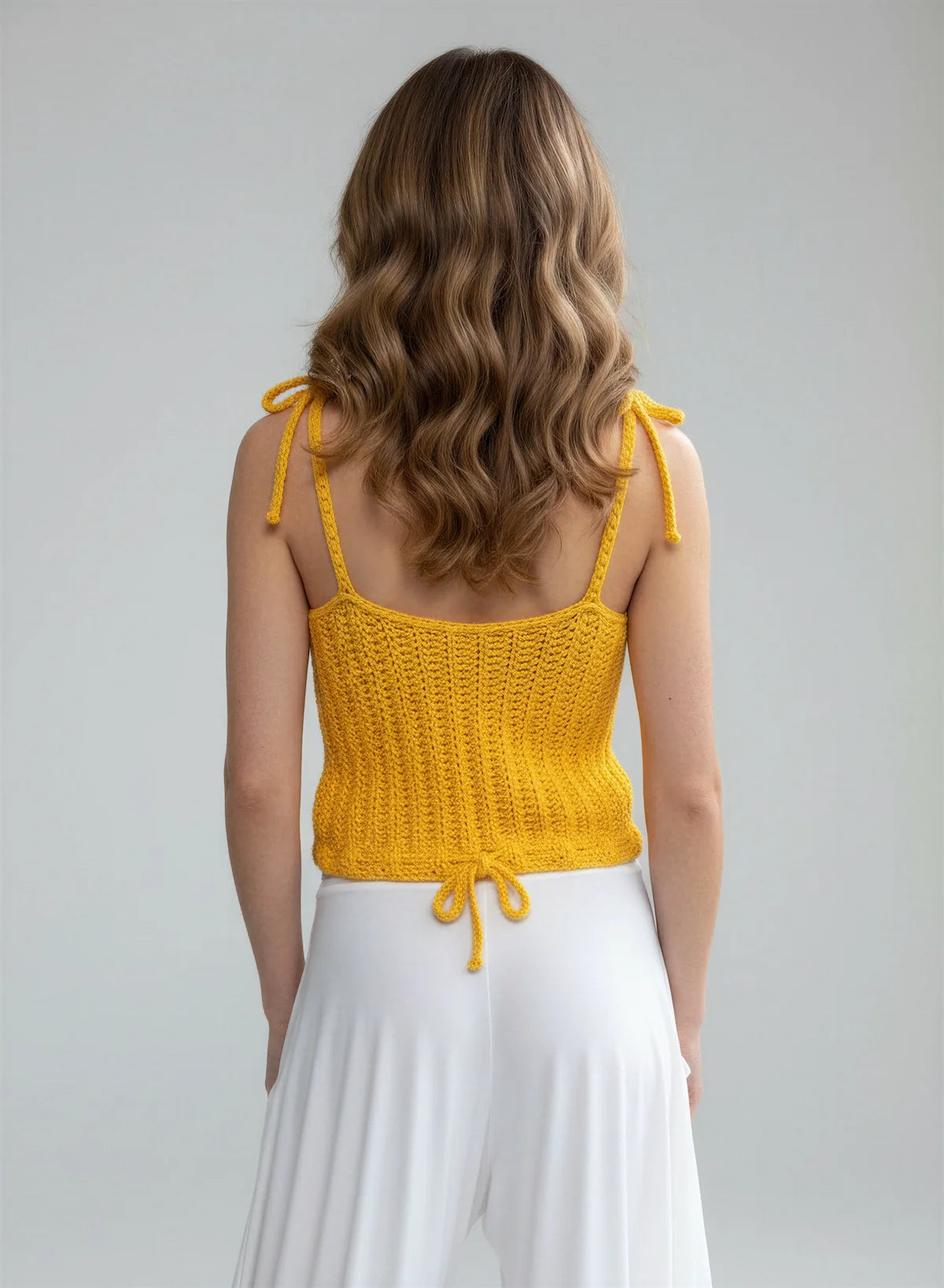 Top Aldentissimo – vue de dos – top crochet fait main jaune moutarde bretelles nouées deux épaules lien bas du dos – Cachalabibi