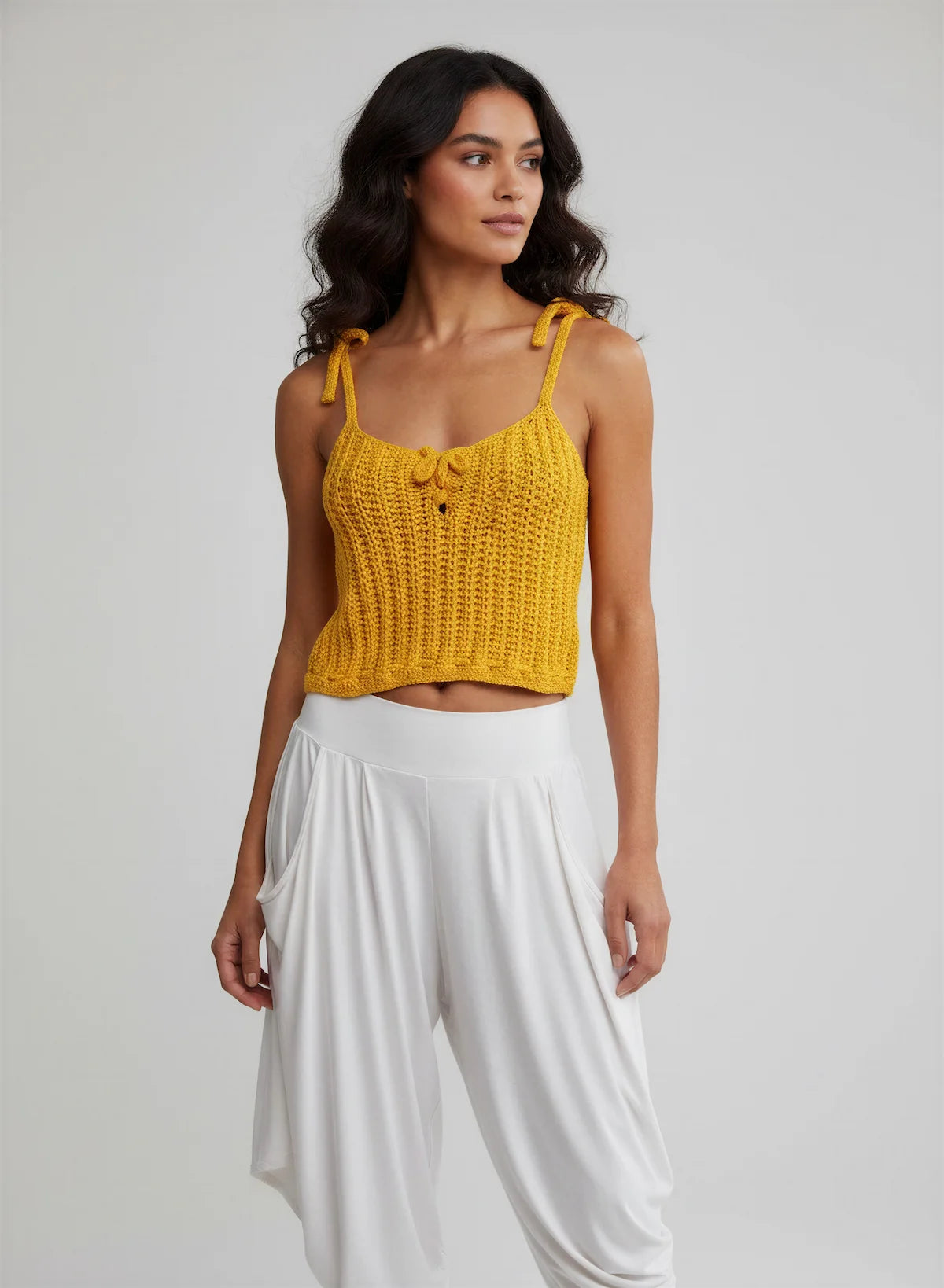 Top Aldentissimo – vue de face 3/4 – top crochet fait main jaune moutarde bretelles nouées nœud central encolure ronde – Cachalabibi
