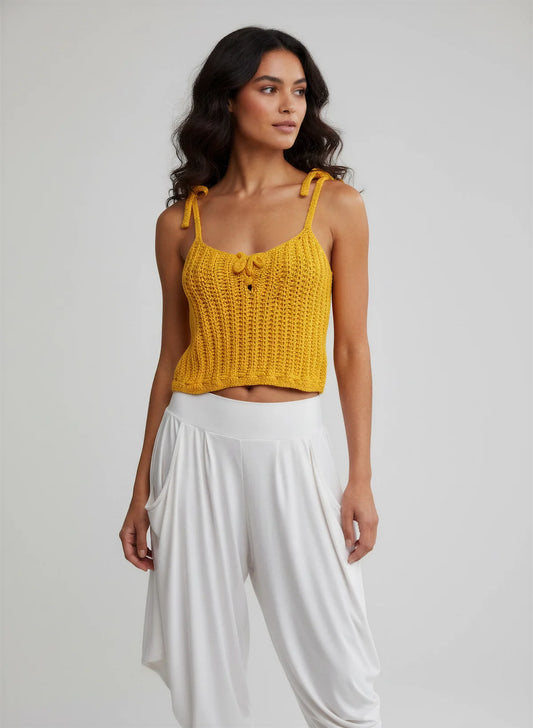 Top Aldentissimo – vue de face 3/4 – top crochet fait main jaune moutarde bretelles nouées nœud central encolure ronde – Cachalabibi