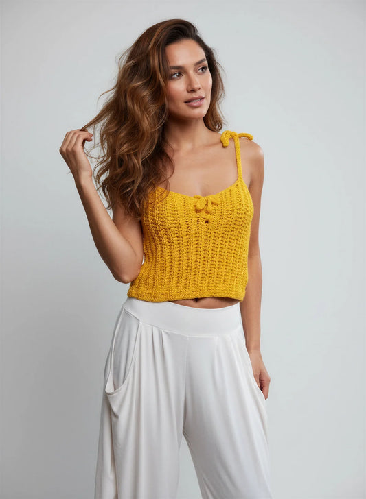 Top Aldentissimo – vue de face – top crochet fait main jaune moutarde bretelles nouées nœud central motif côtelé – Cachalabibi