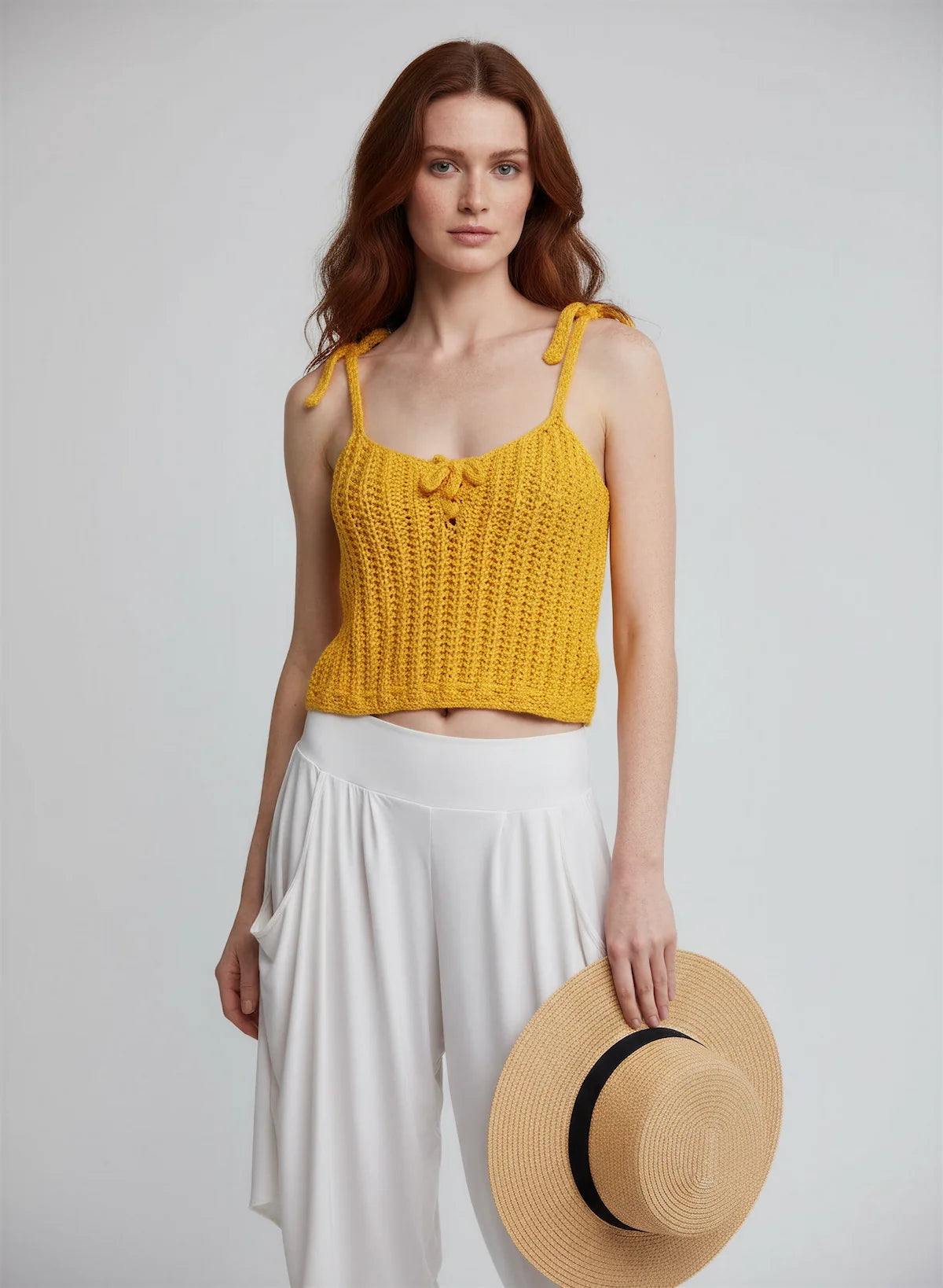 Top Aldentissimo – vue de face look estival – top crochet fait main jaune moutarde bretelles nouées chapeau de paille – Cachalabibi